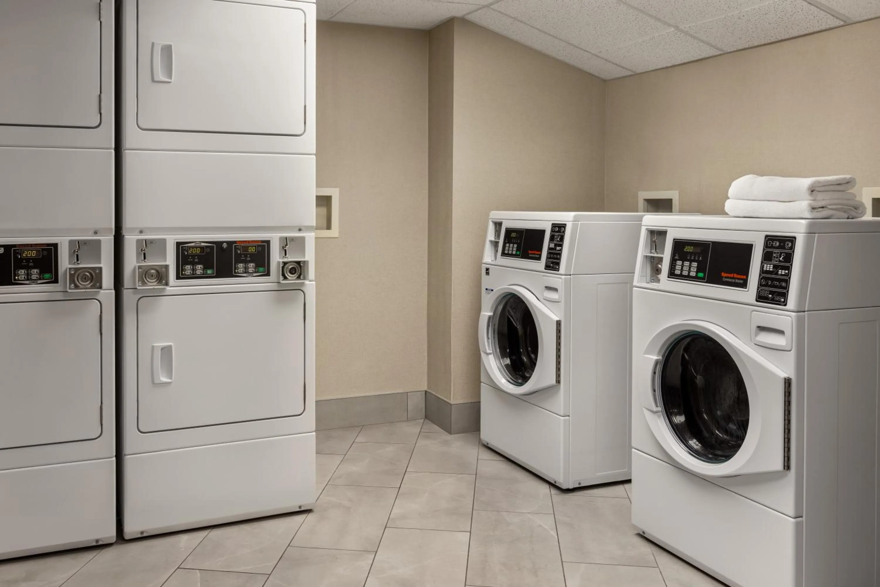 washing machine in La Quinta Inn & Suites by Wyndham Lake George