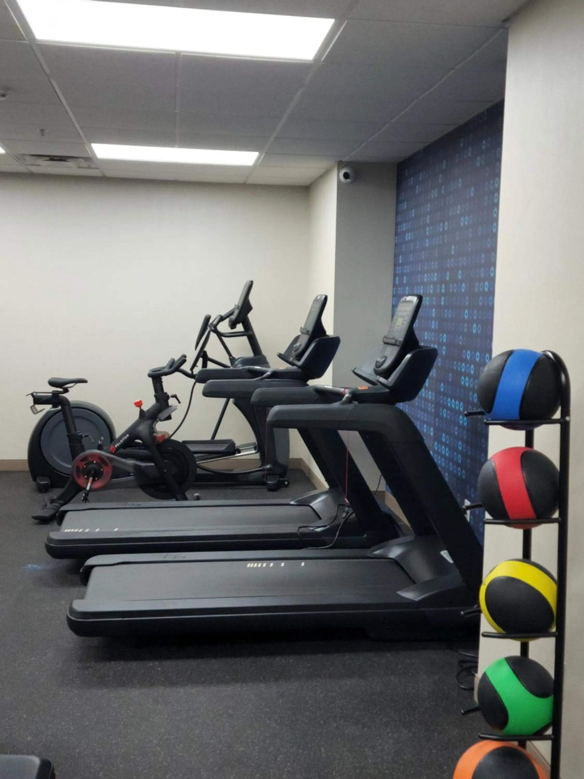 Fitness centre/facilities in La Quinta Inn & Suites by Wyndham Lake George