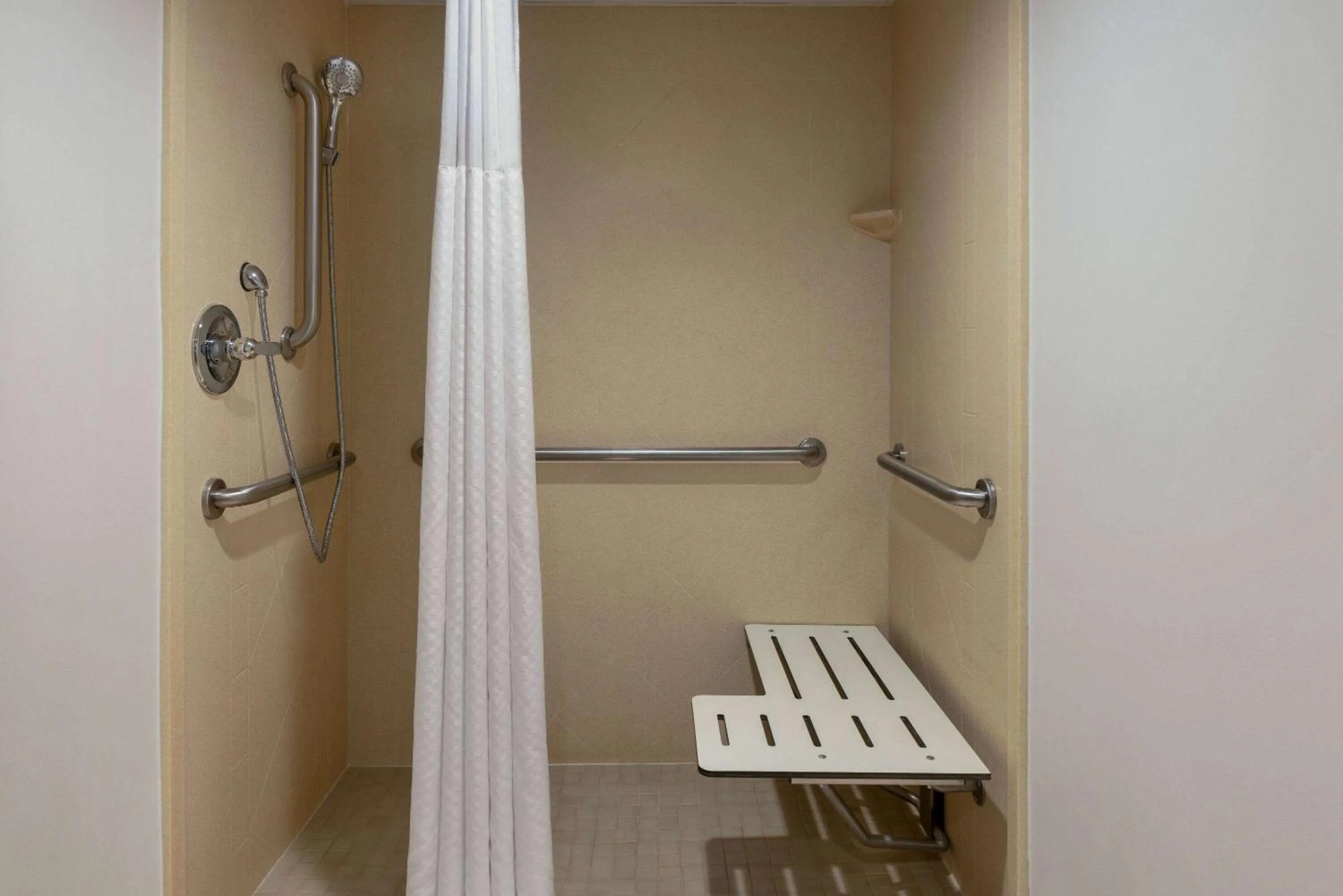 Shower in La Quinta Inn & Suites by Wyndham Lake George