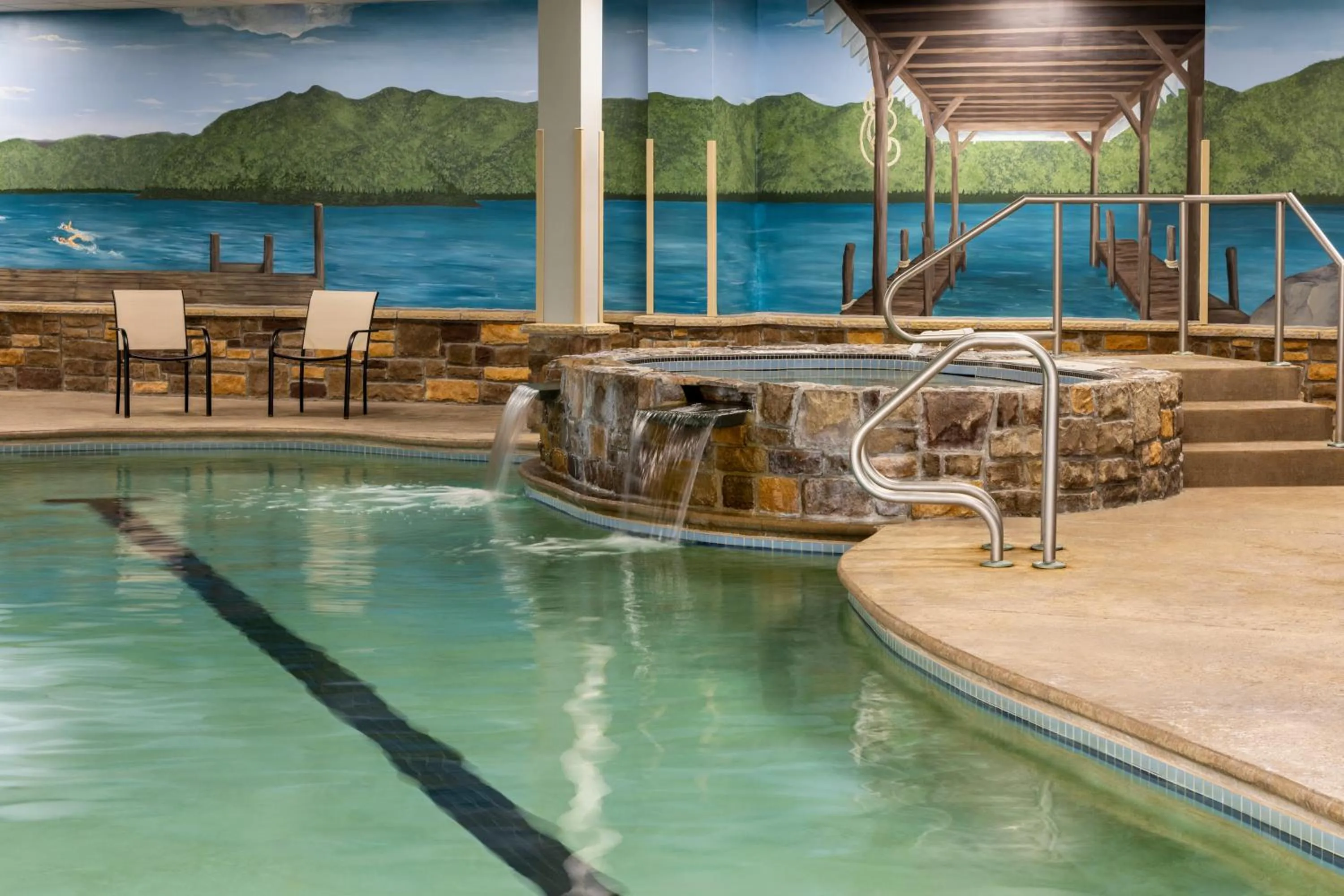 Swimming pool in La Quinta Inn & Suites by Wyndham Lake George
