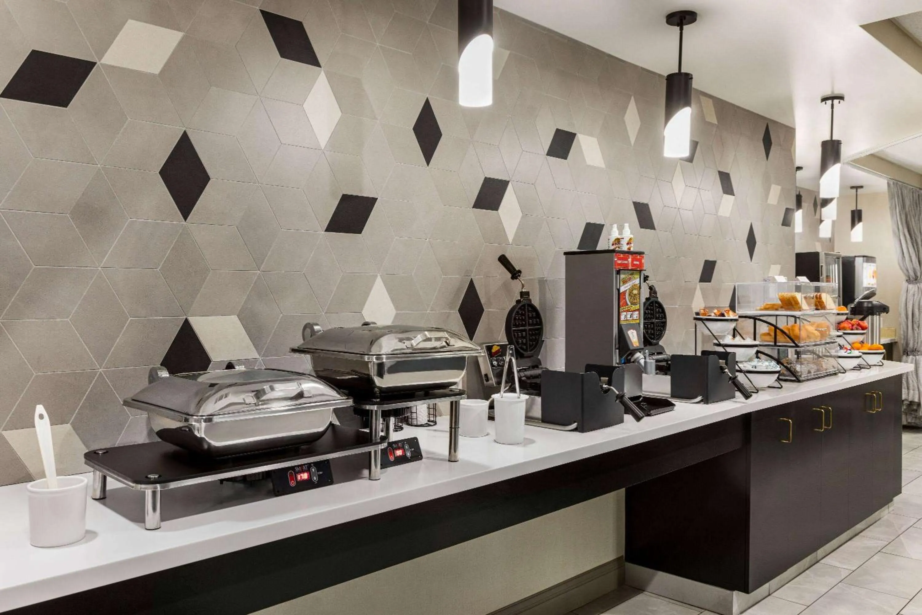 Breakfast in La Quinta Inn & Suites by Wyndham Lake George