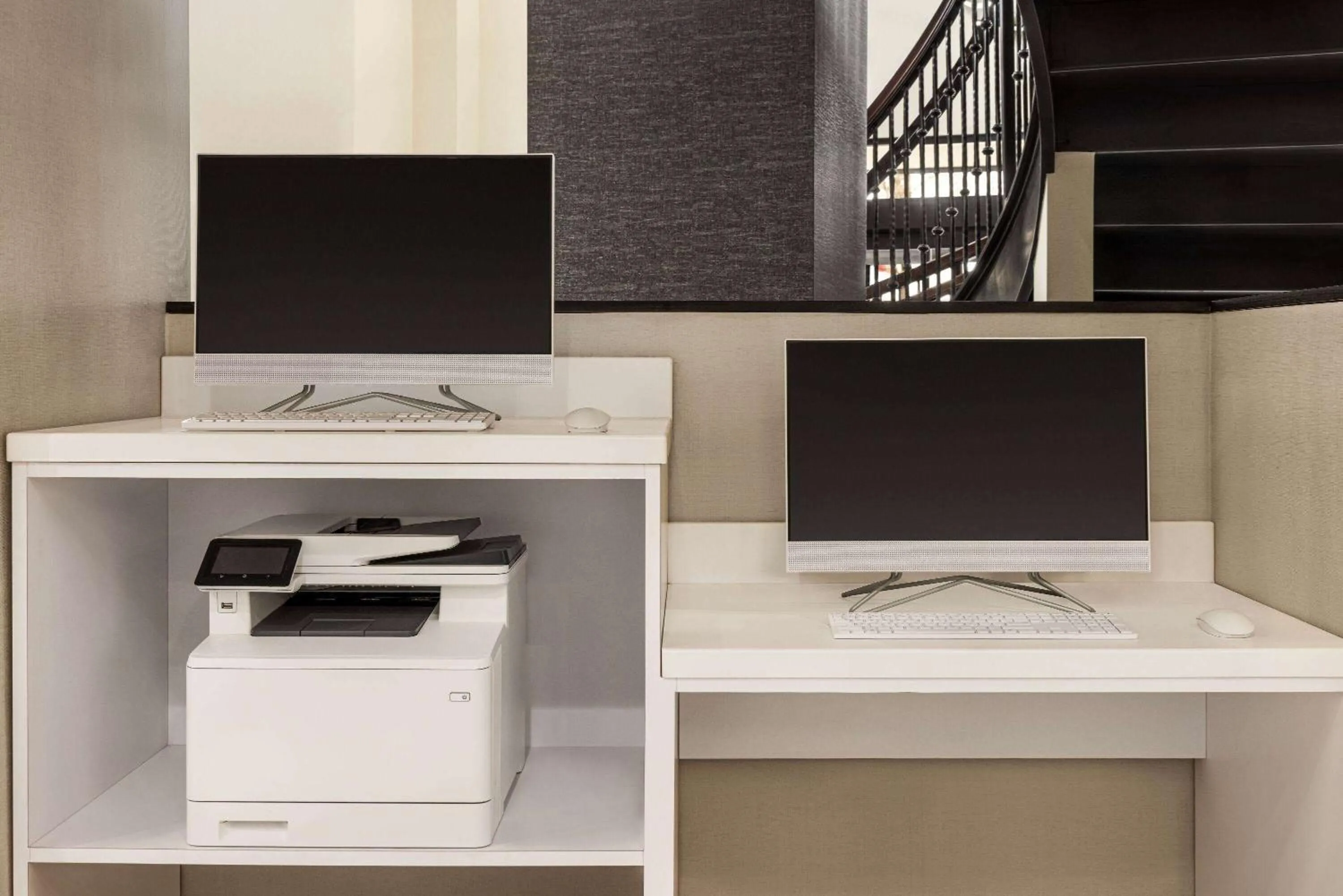 Business facilities in La Quinta Inn & Suites by Wyndham Lake George