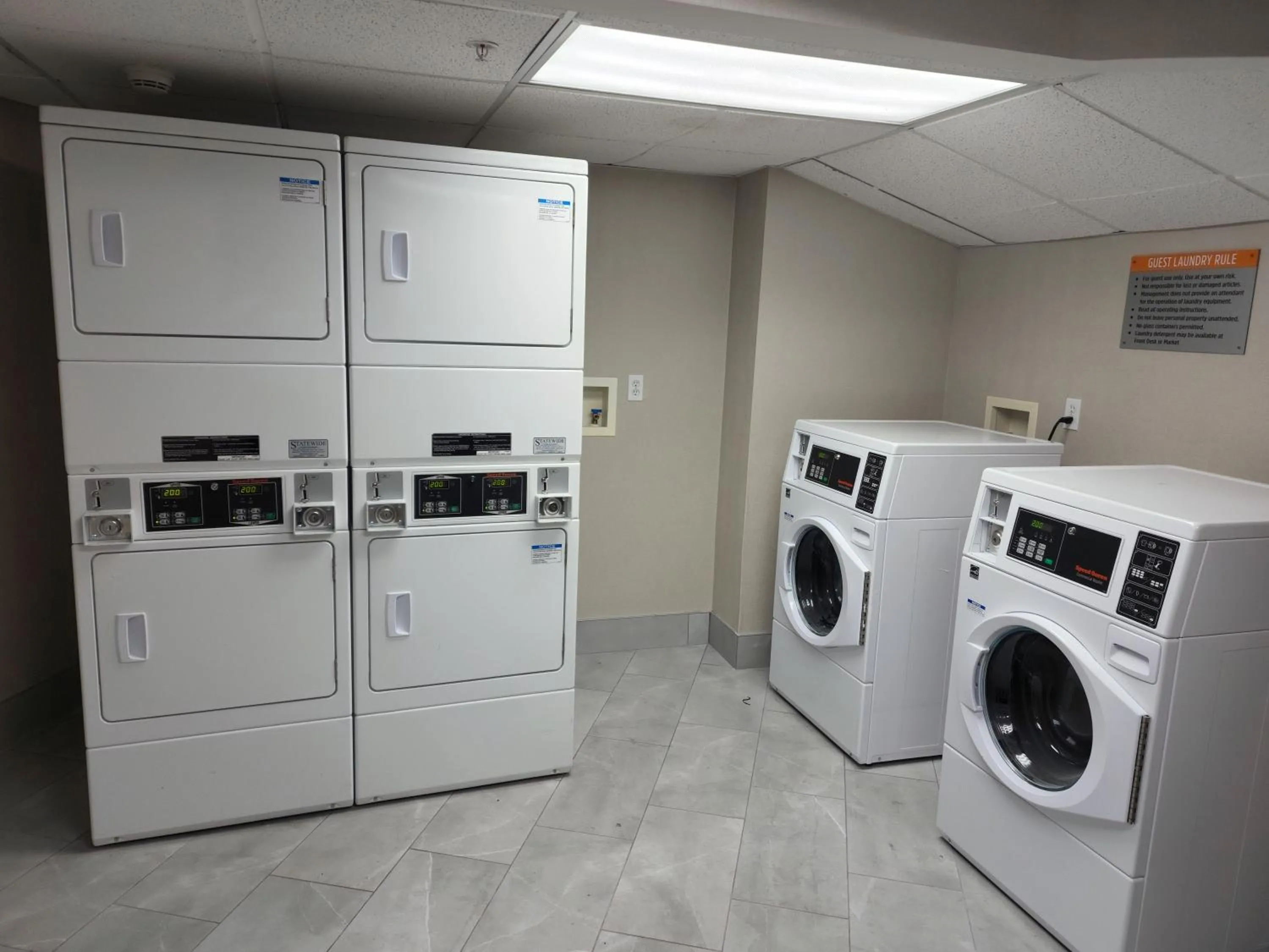 washing machine in La Quinta Inn & Suites by Wyndham Lake George