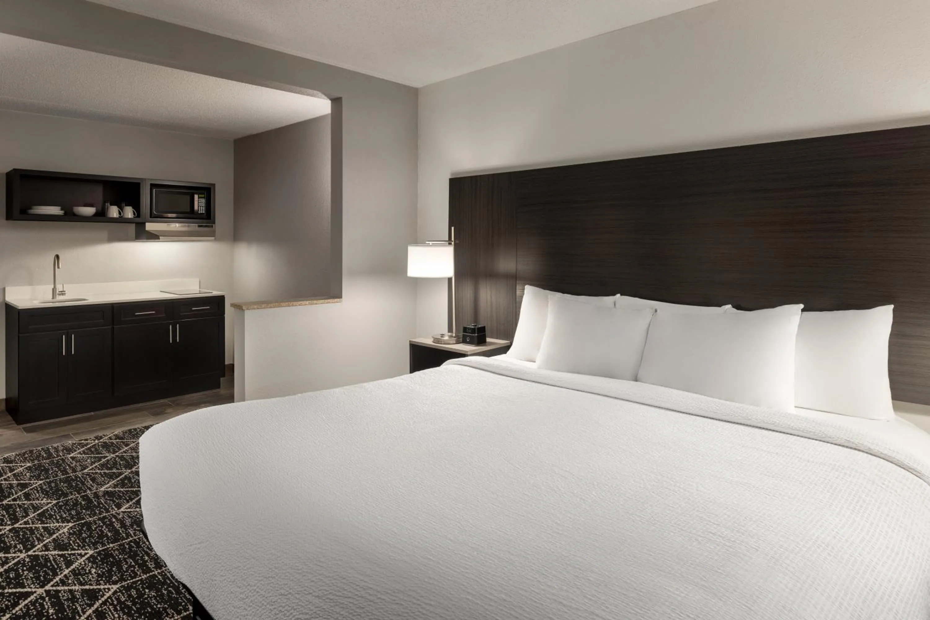 Kitchen or kitchenette, Bed in La Quinta Inn & Suites by Wyndham Lake George