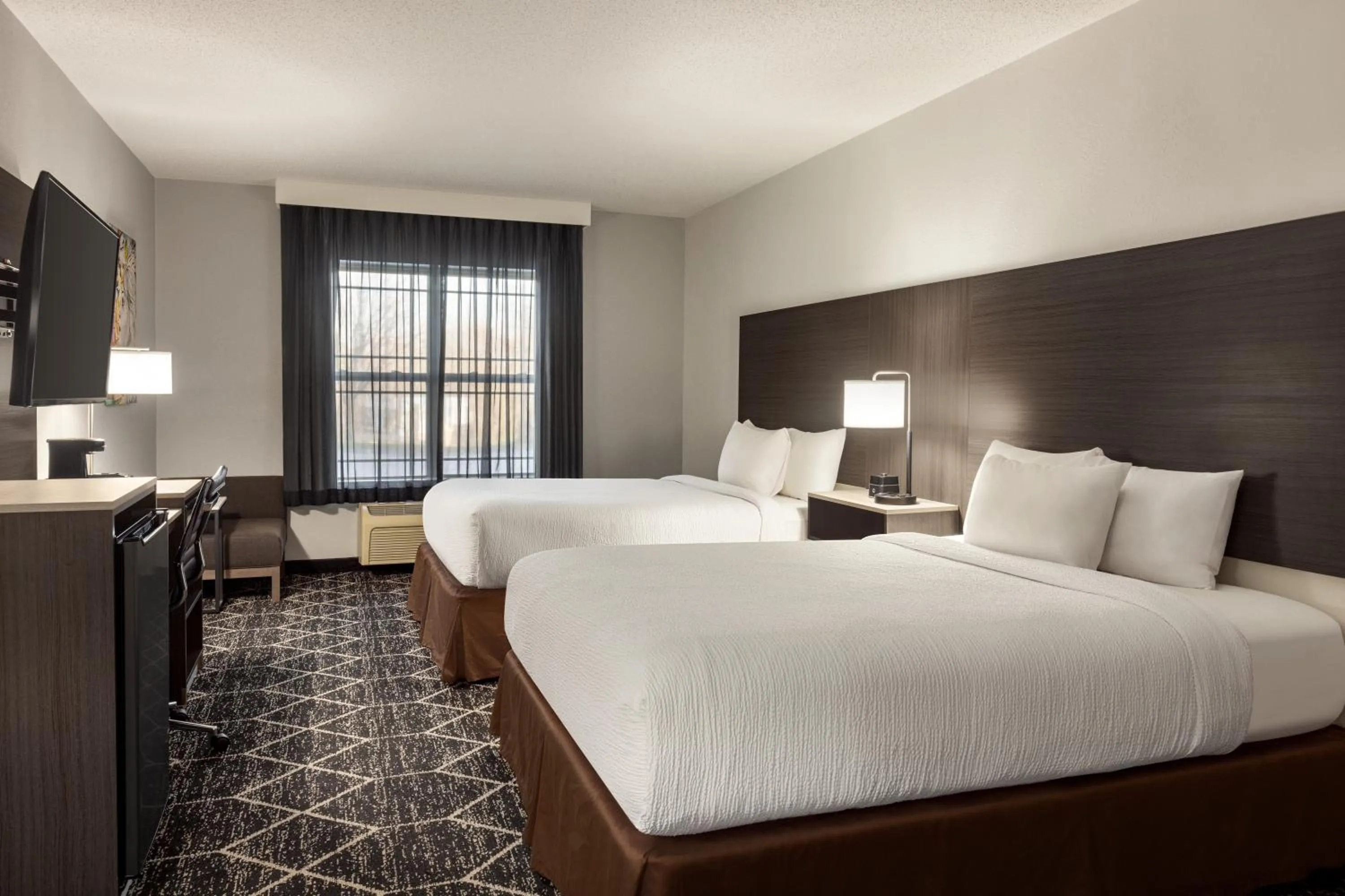 TV and multimedia, Bed in La Quinta Inn & Suites by Wyndham Lake George