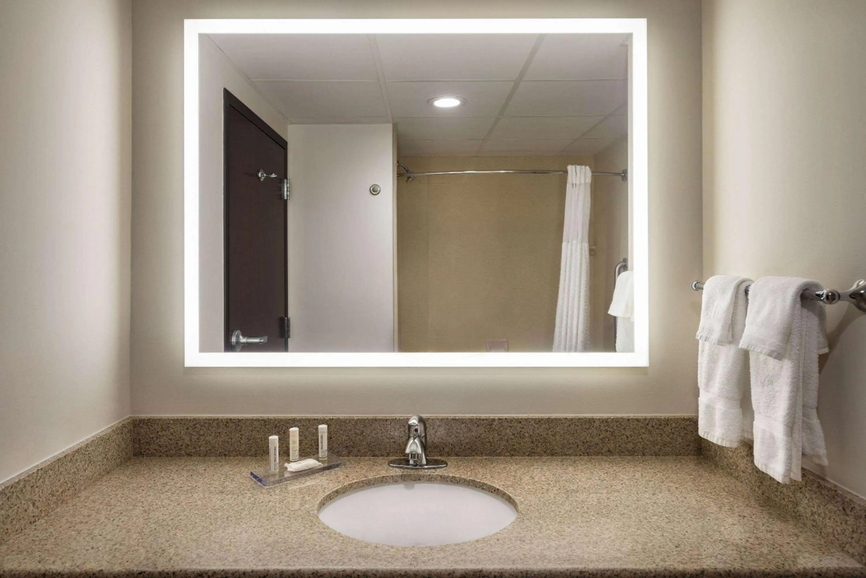 Bathroom in La Quinta Inn & Suites by Wyndham Lake George