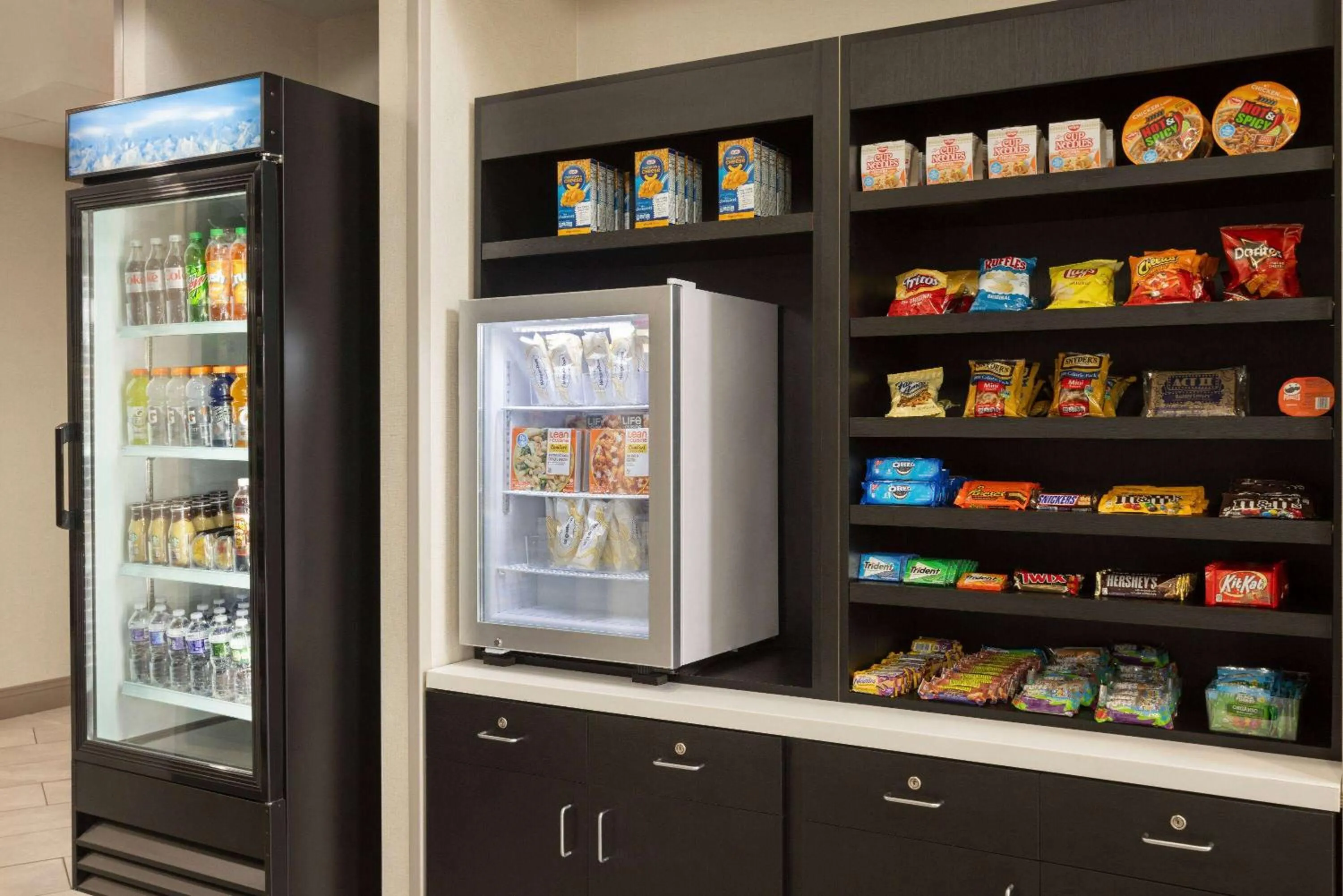 Food and drinks in La Quinta Inn & Suites by Wyndham Lake George