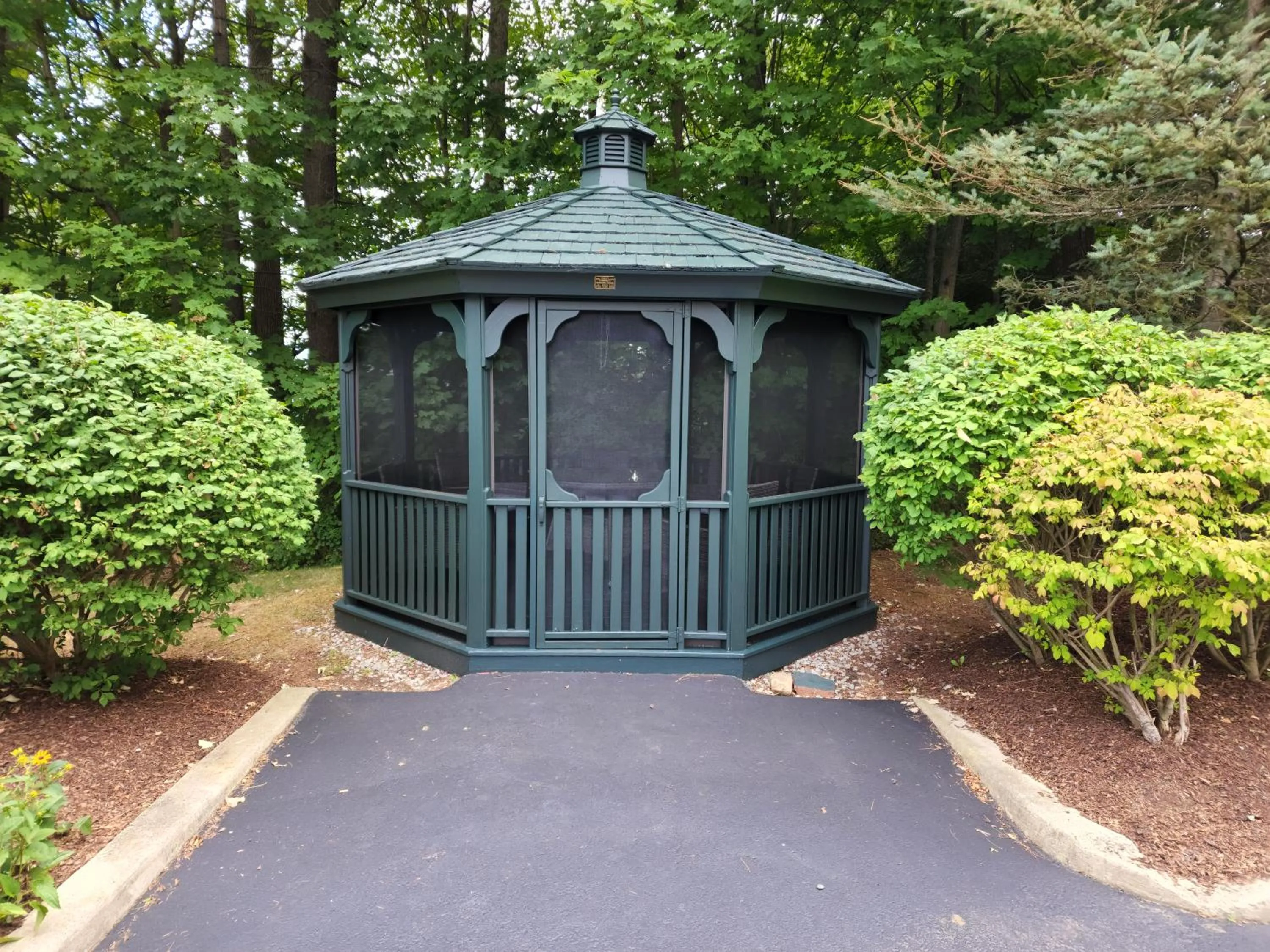 Patio in La Quinta Inn & Suites by Wyndham Lake George