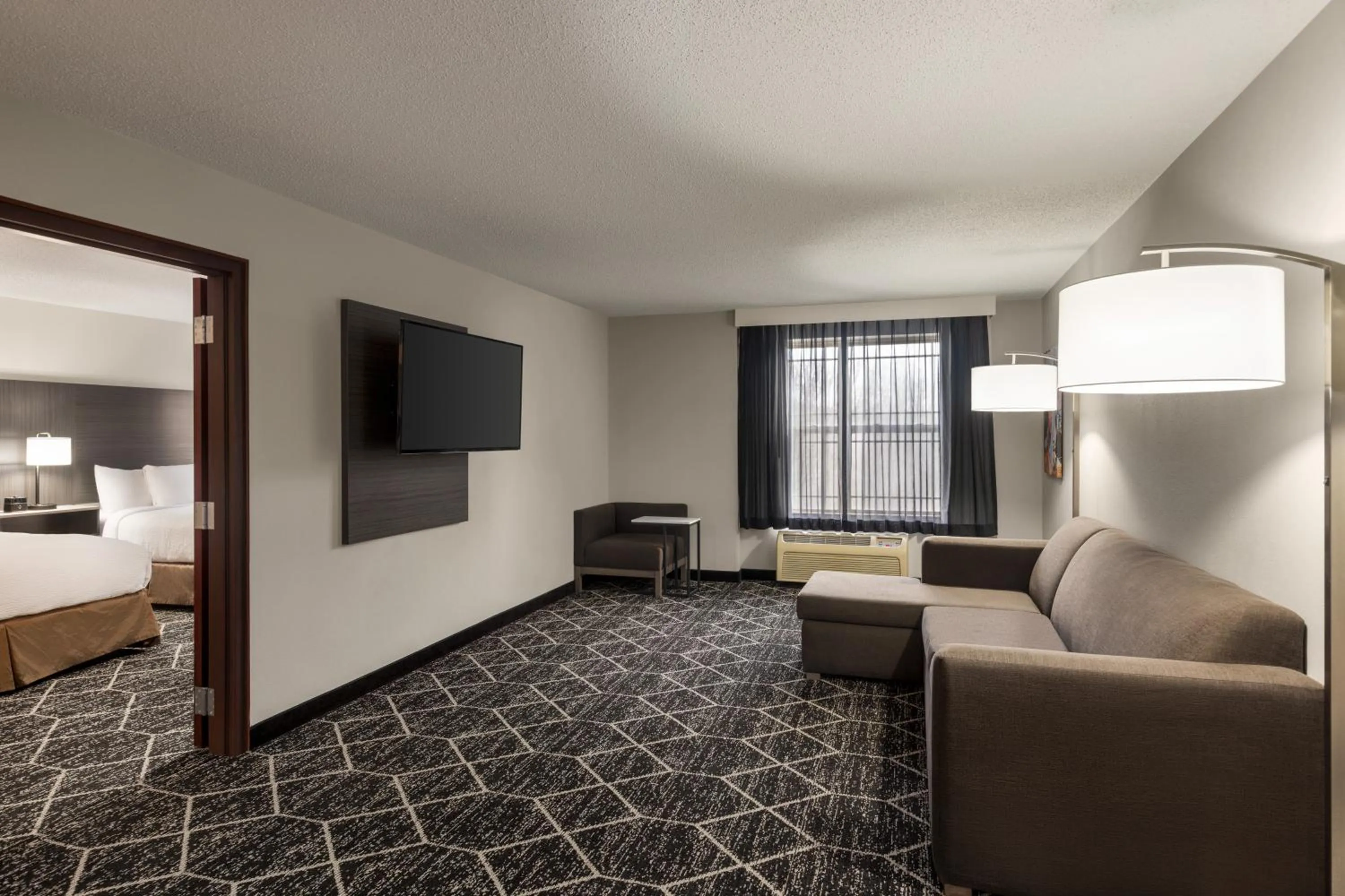 TV and multimedia, Bed in La Quinta Inn & Suites by Wyndham Lake George