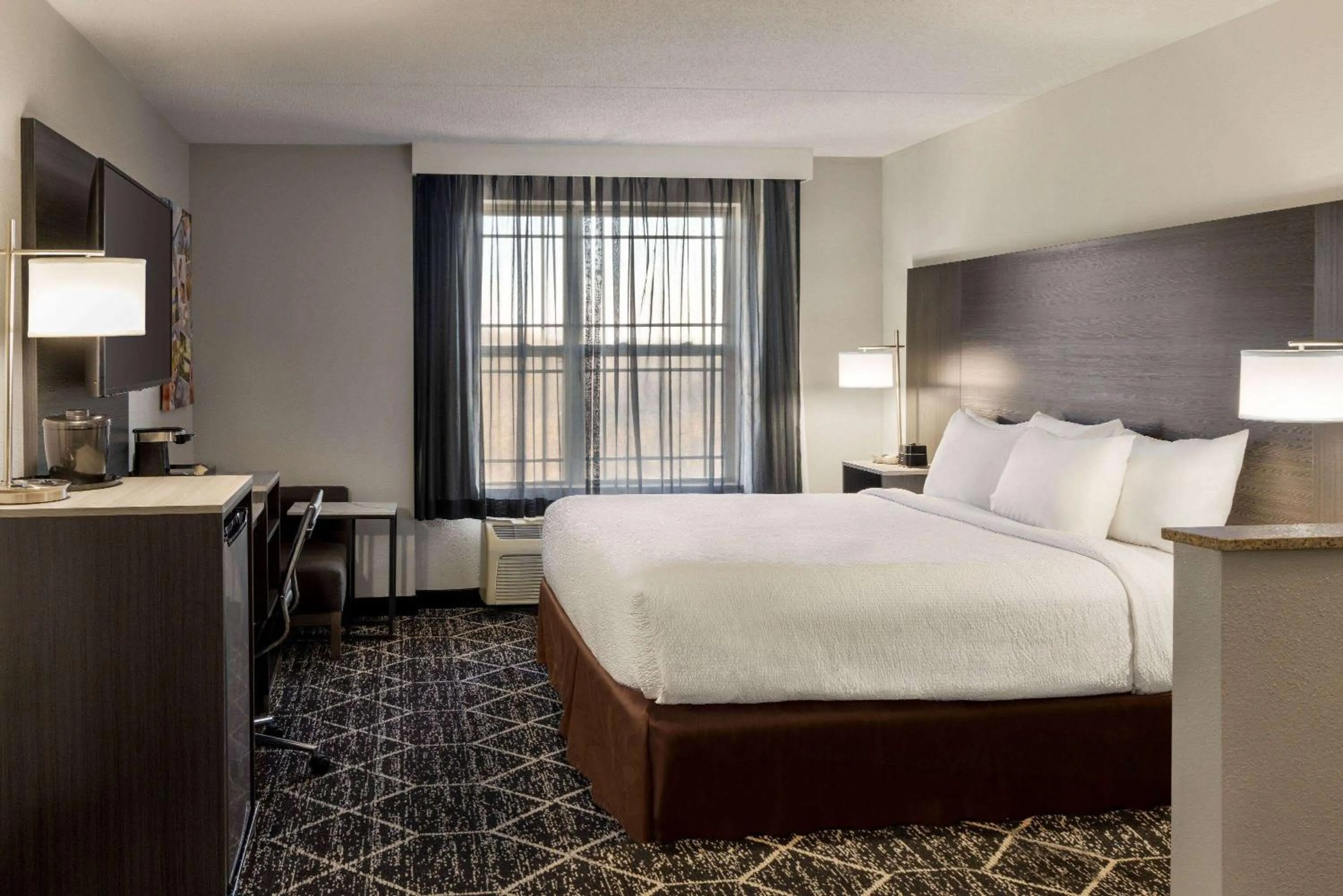 Photo of the whole room, Bed in La Quinta Inn & Suites by Wyndham Lake George