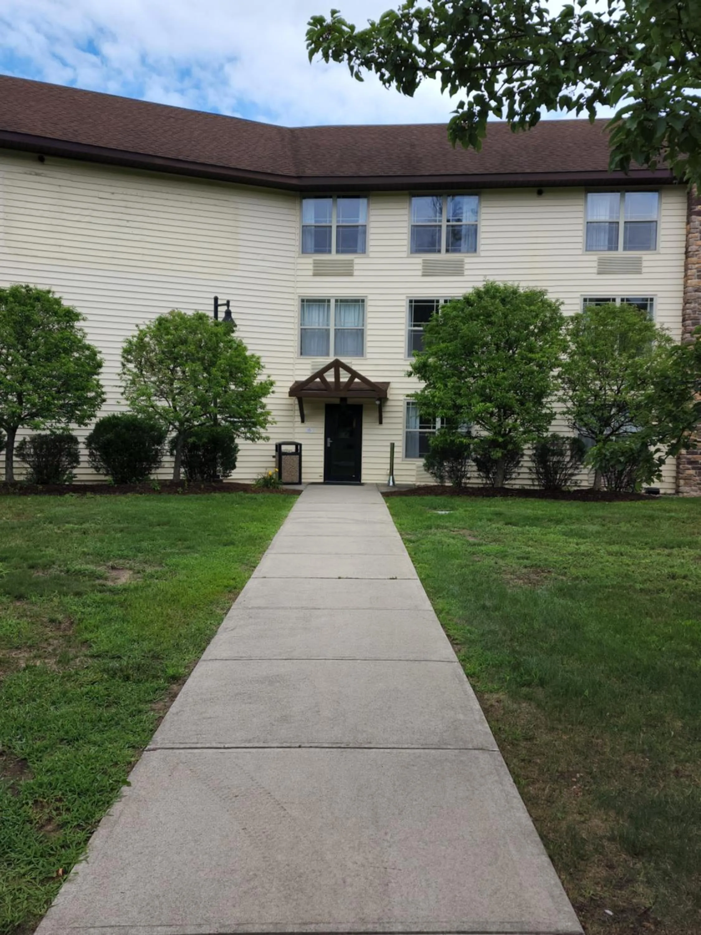 Property building in La Quinta Inn & Suites by Wyndham Lake George