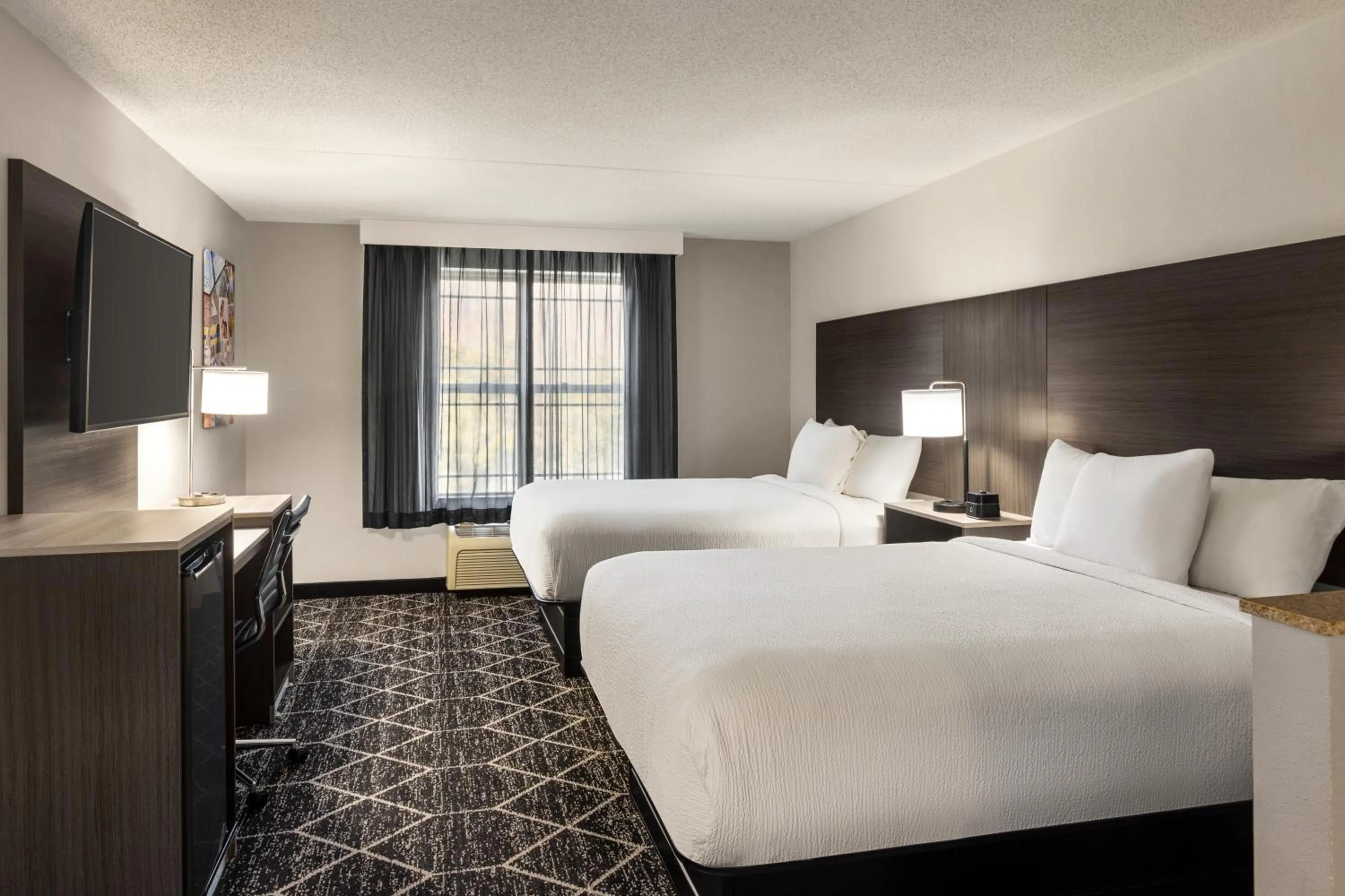 TV and multimedia, Bed in La Quinta Inn & Suites by Wyndham Lake George