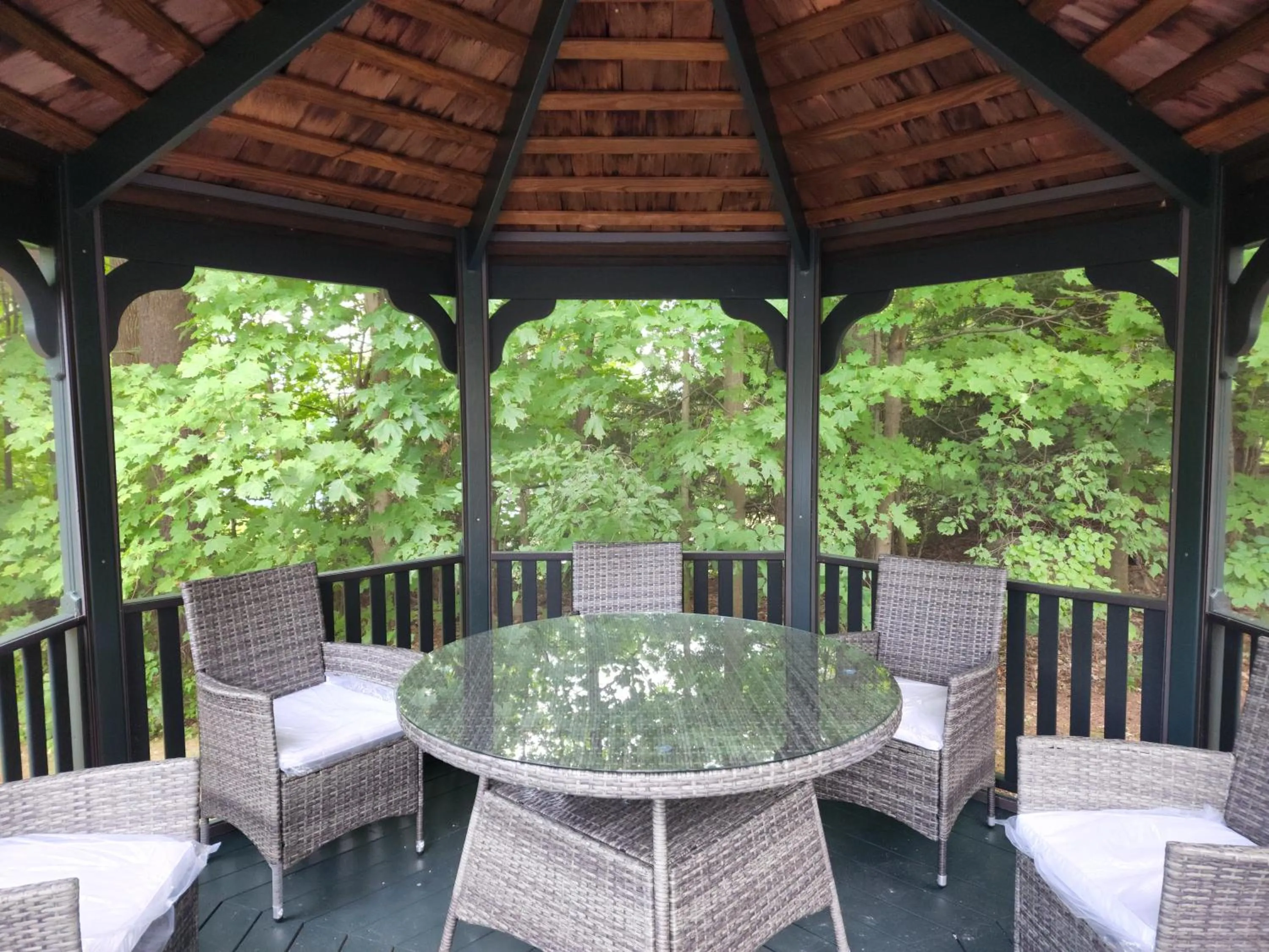 Patio in La Quinta Inn & Suites by Wyndham Lake George