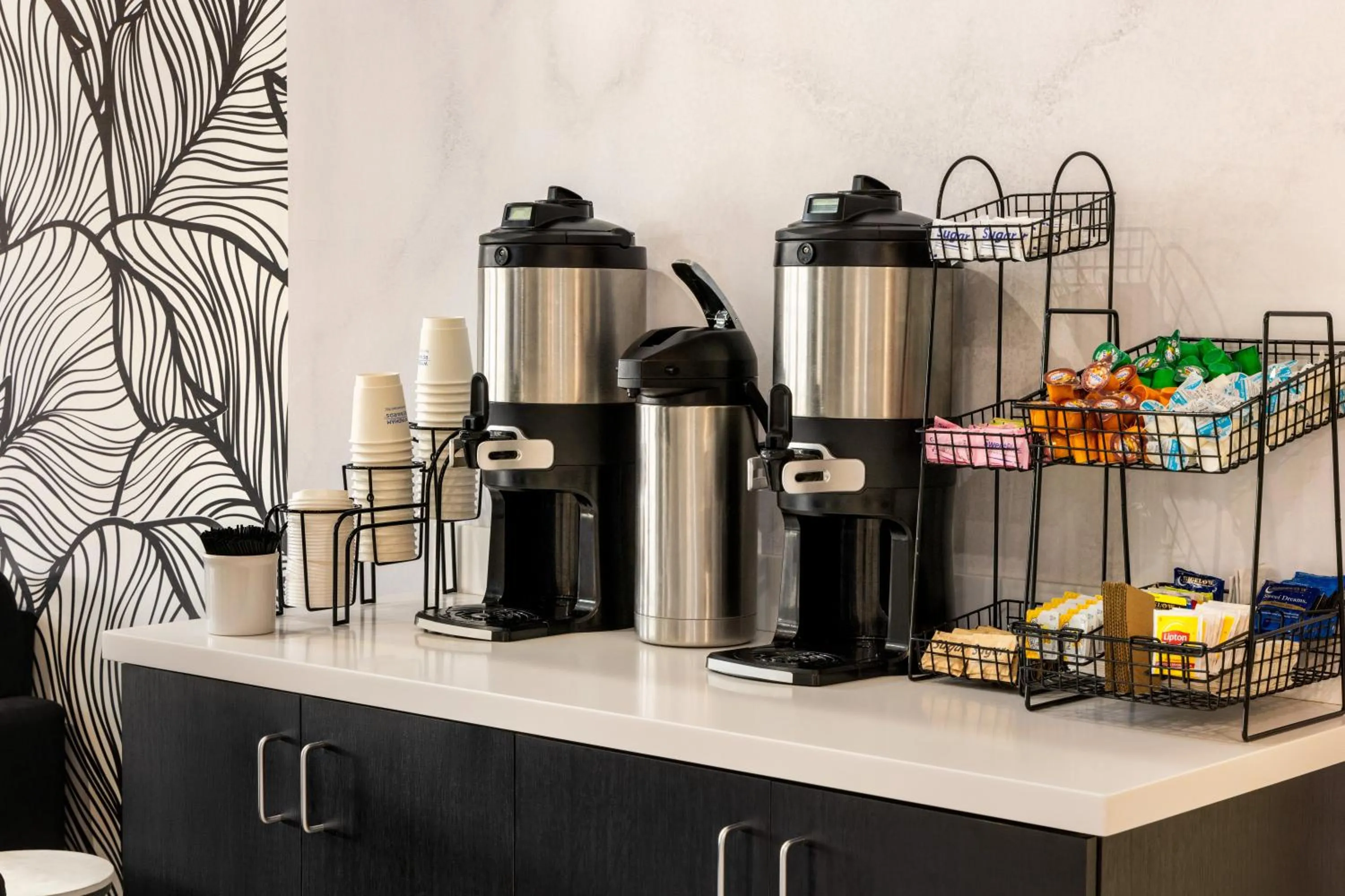 Coffee/tea facilities in La Quinta Inn & Suites by Wyndham Lake George