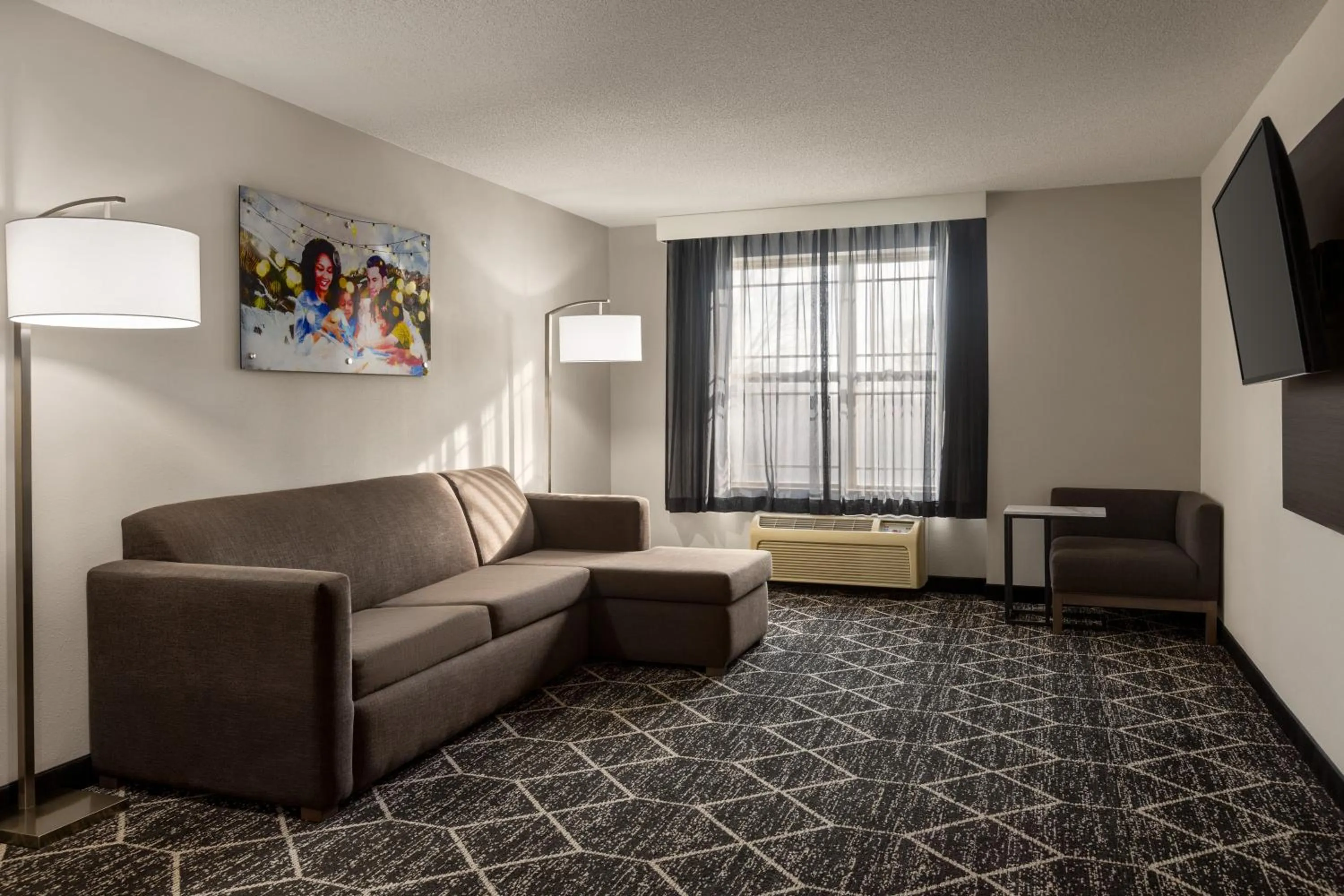 Living room in La Quinta Inn & Suites by Wyndham Lake George