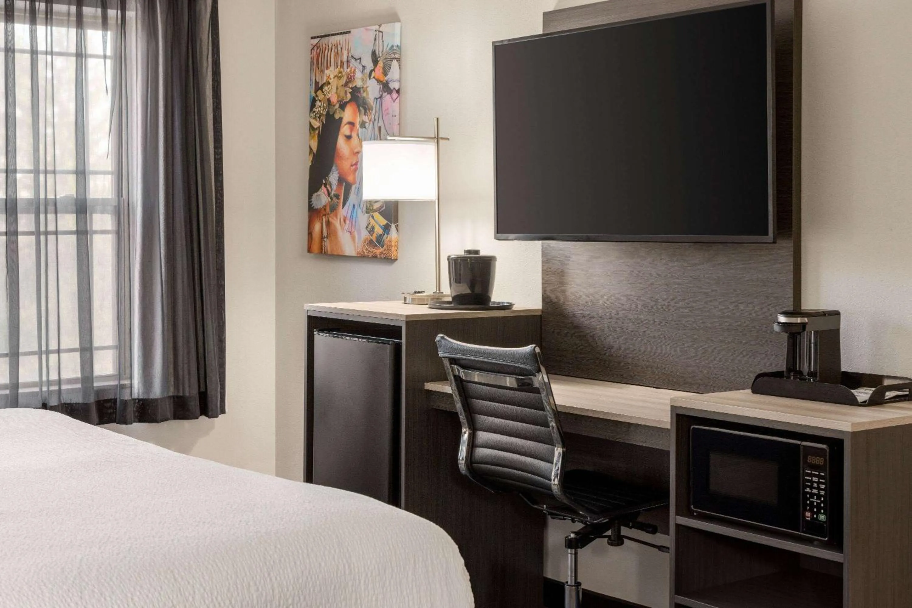 Photo of the whole room, Bed in La Quinta Inn & Suites by Wyndham Lake George