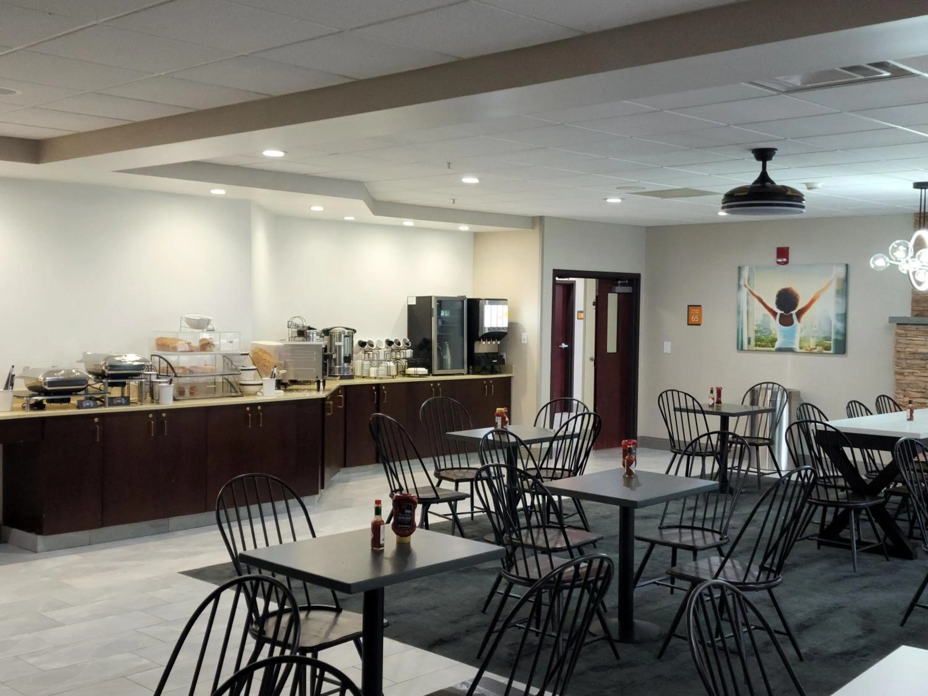 Breakfast in La Quinta Inn & Suites by Wyndham Lake George