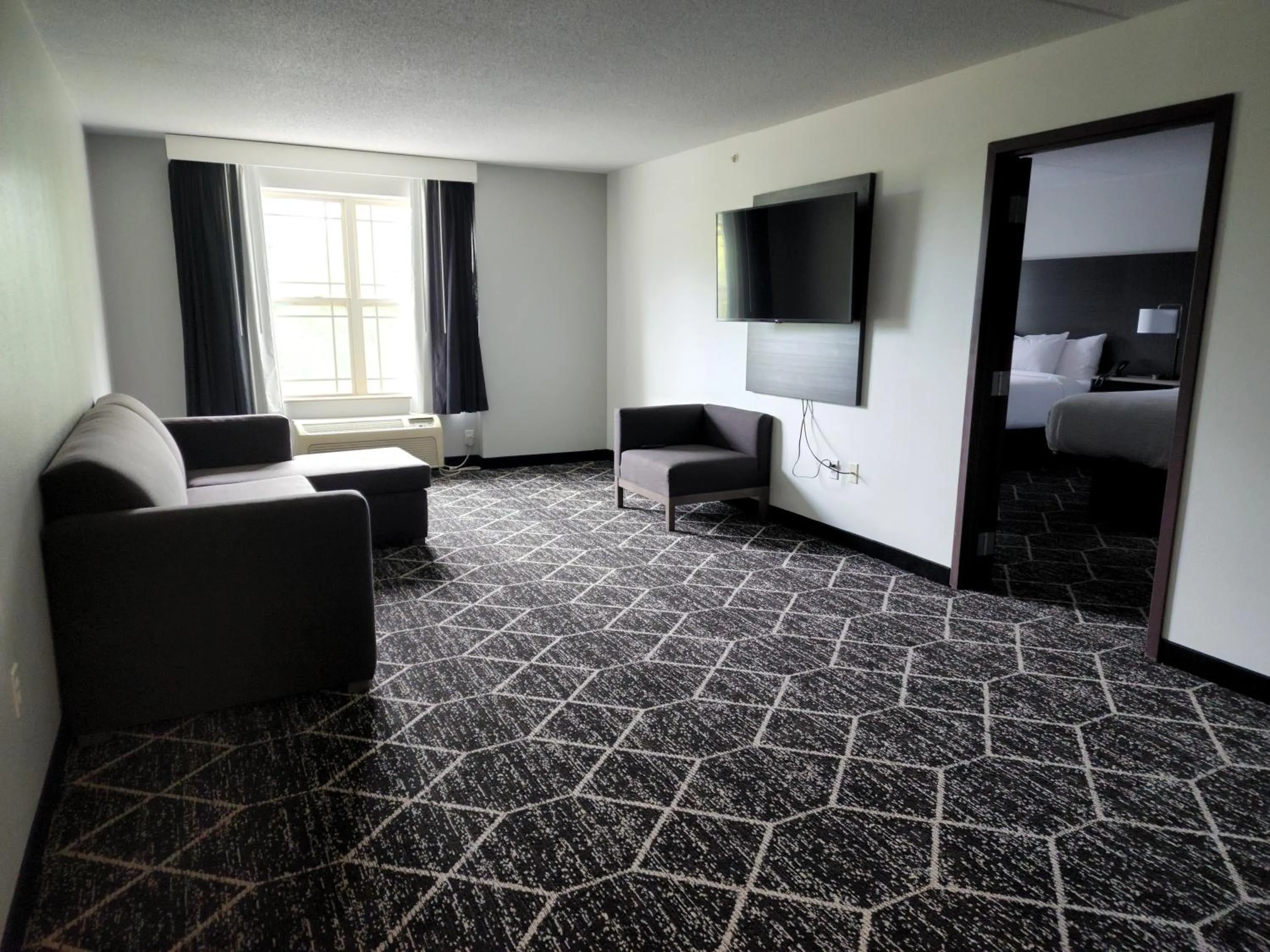 Living room, Bed in La Quinta Inn & Suites by Wyndham Lake George