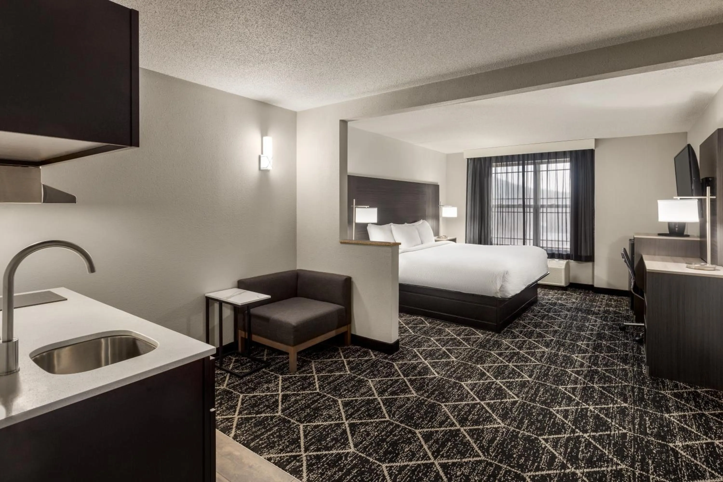 Photo of the whole room, Bed in La Quinta Inn & Suites by Wyndham Lake George