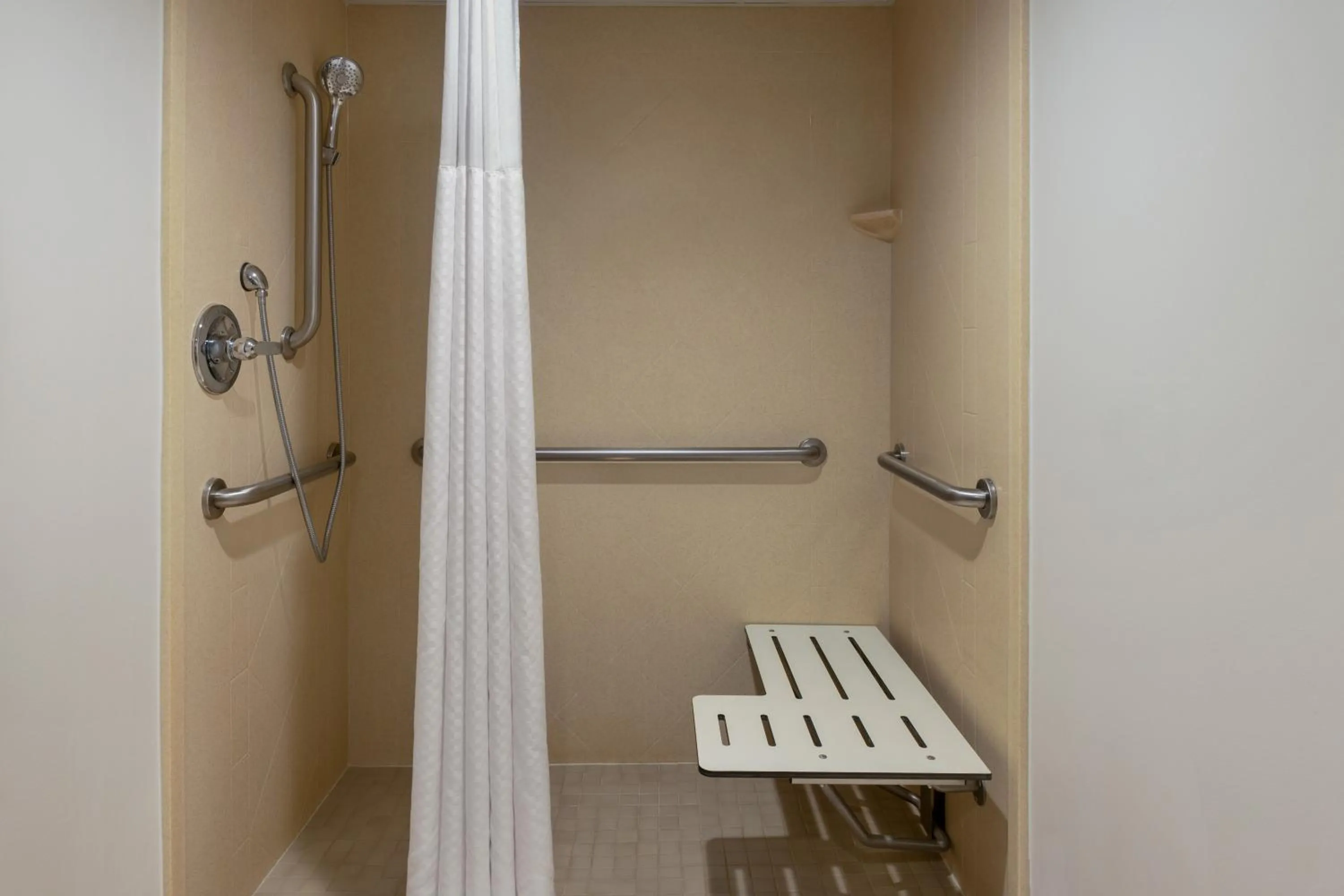 Shower in La Quinta Inn & Suites by Wyndham Lake George