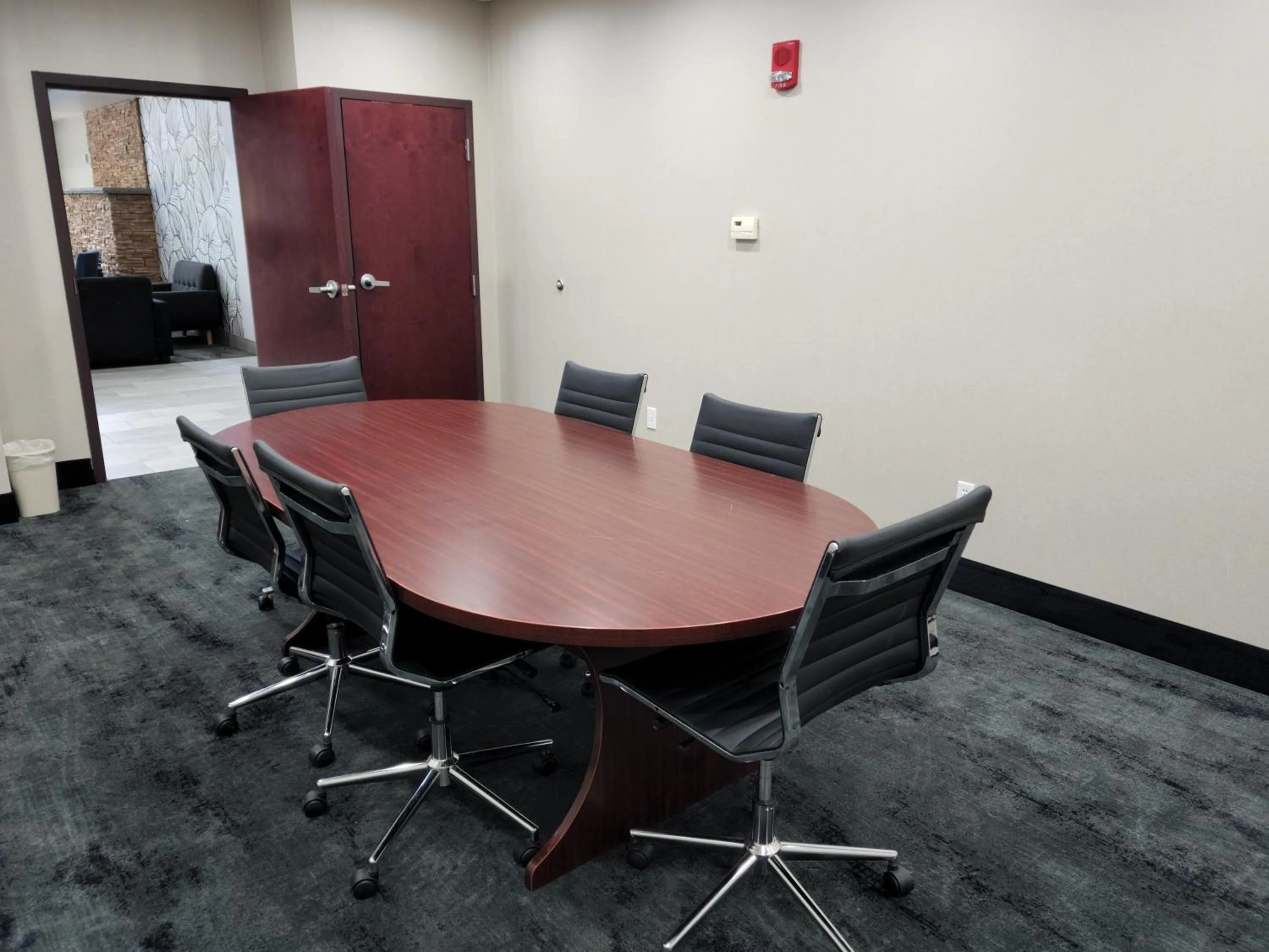 Meeting/conference room in La Quinta Inn & Suites by Wyndham Lake George