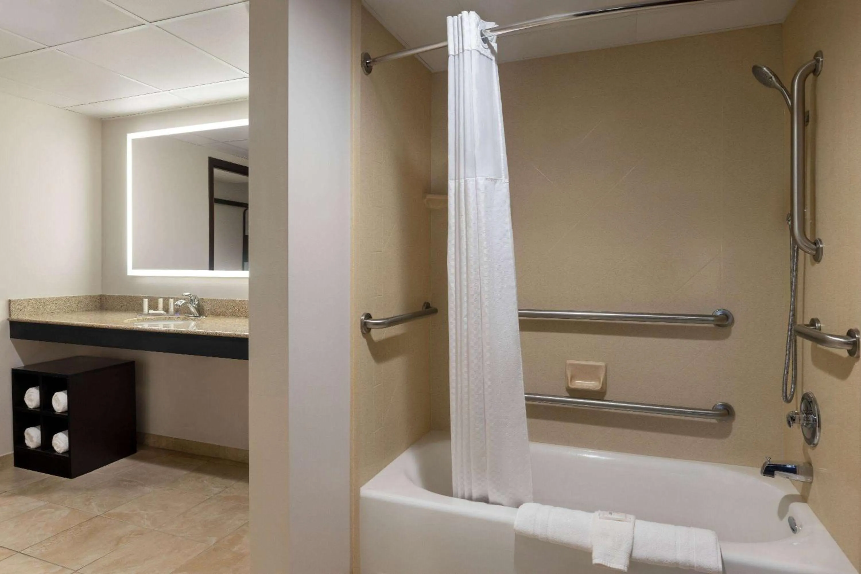 Shower in La Quinta Inn & Suites by Wyndham Lake George