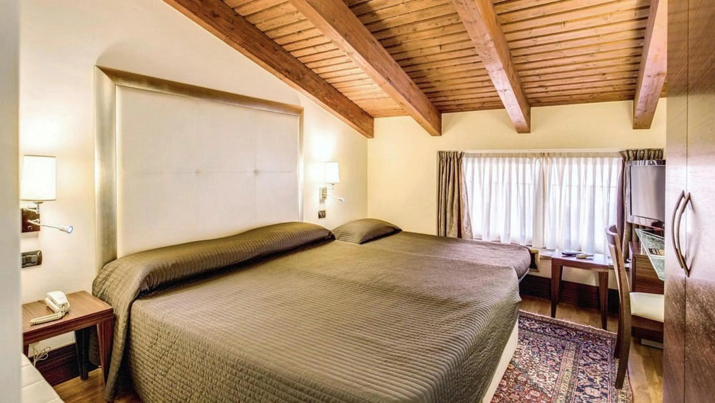 Photo of the whole room, Bed in The Strand Hotel