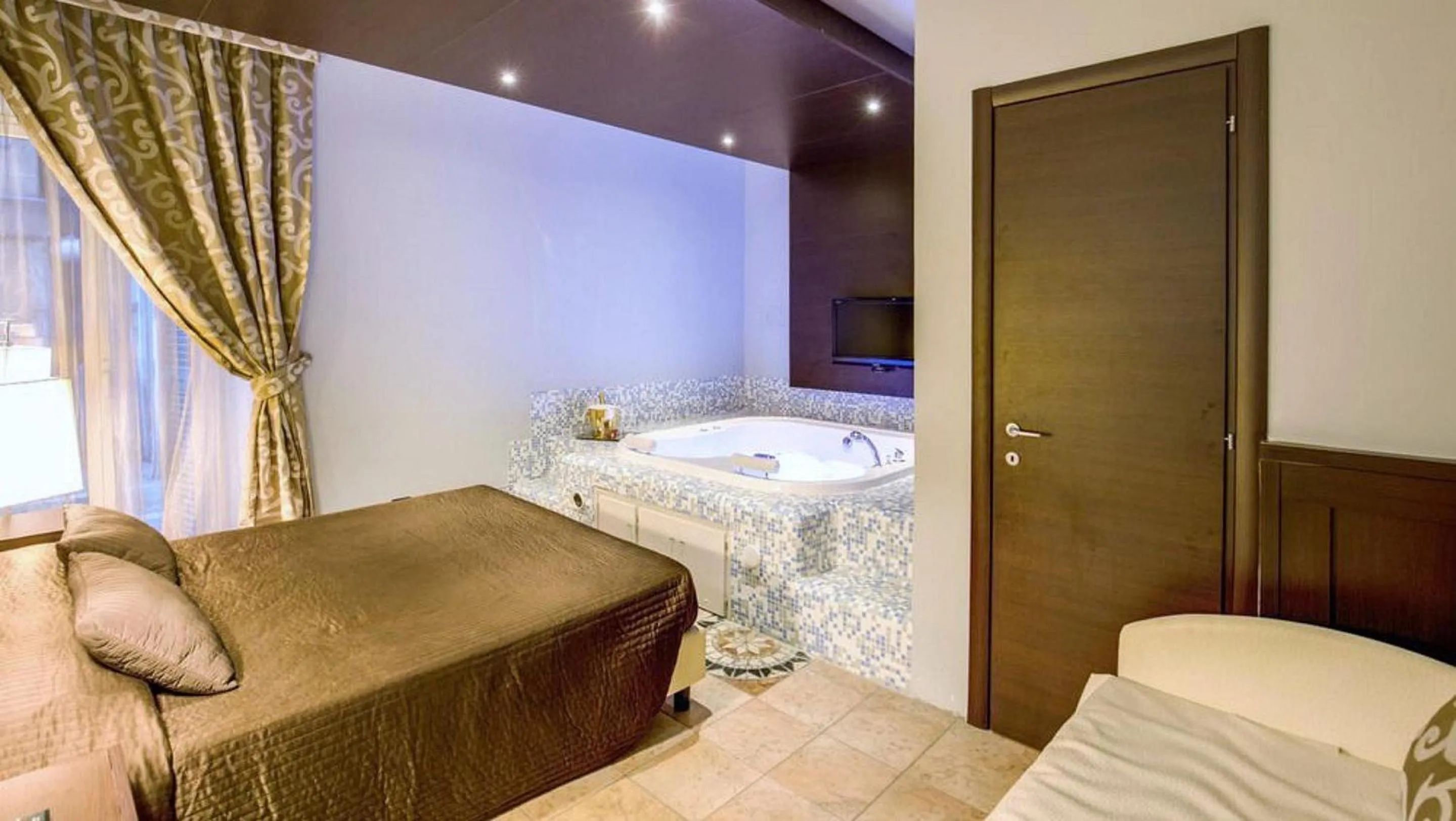 Bed in The Strand Hotel