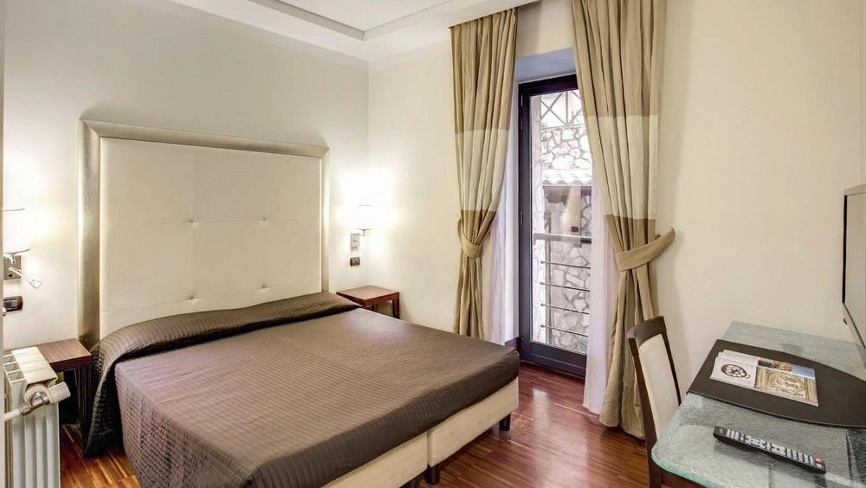 Photo of the whole room, Bed in The Strand Hotel