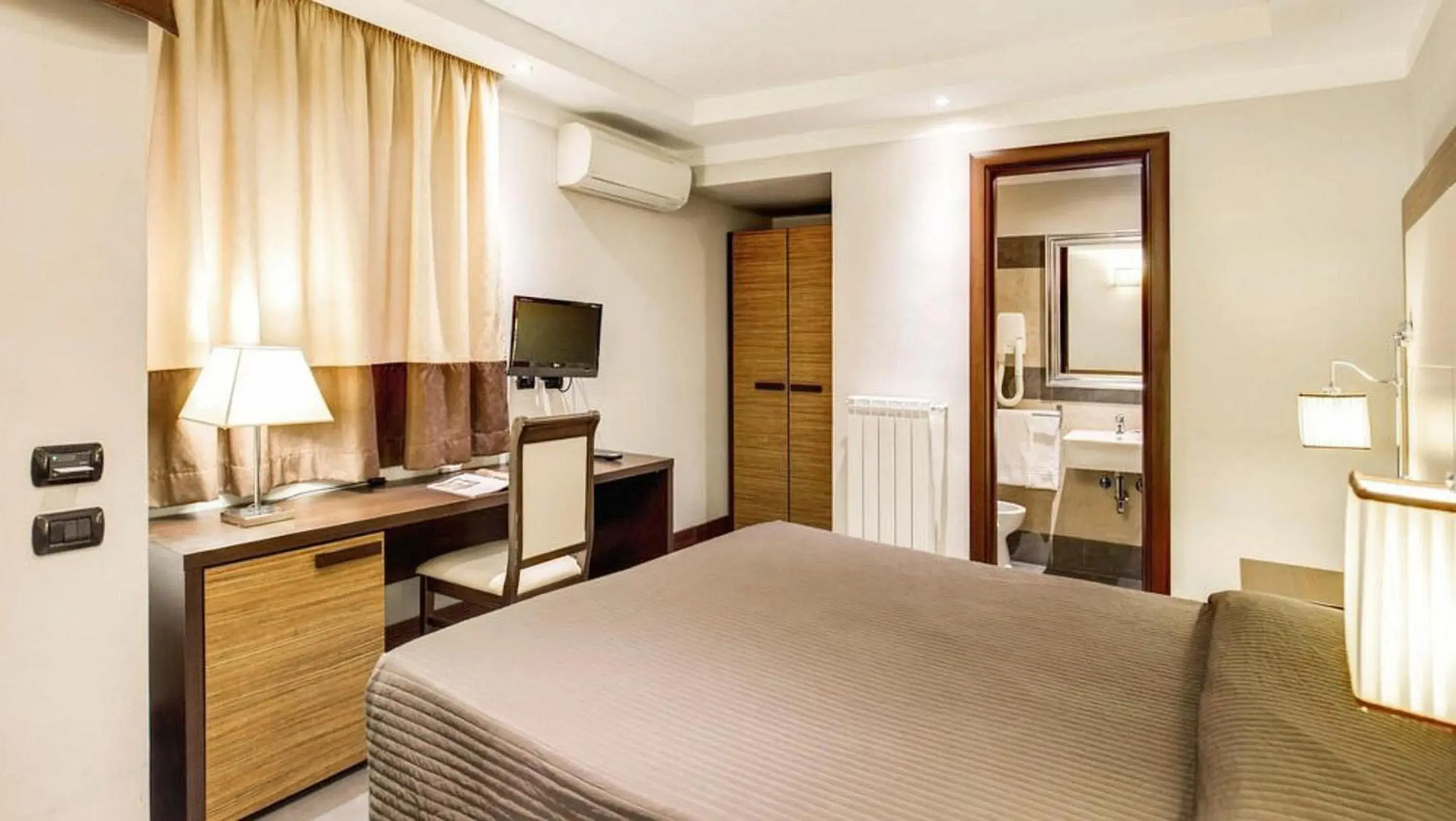 Photo of the whole room, Bed in The Strand Hotel Photo of the whole room, Bed in The Strand Hotel