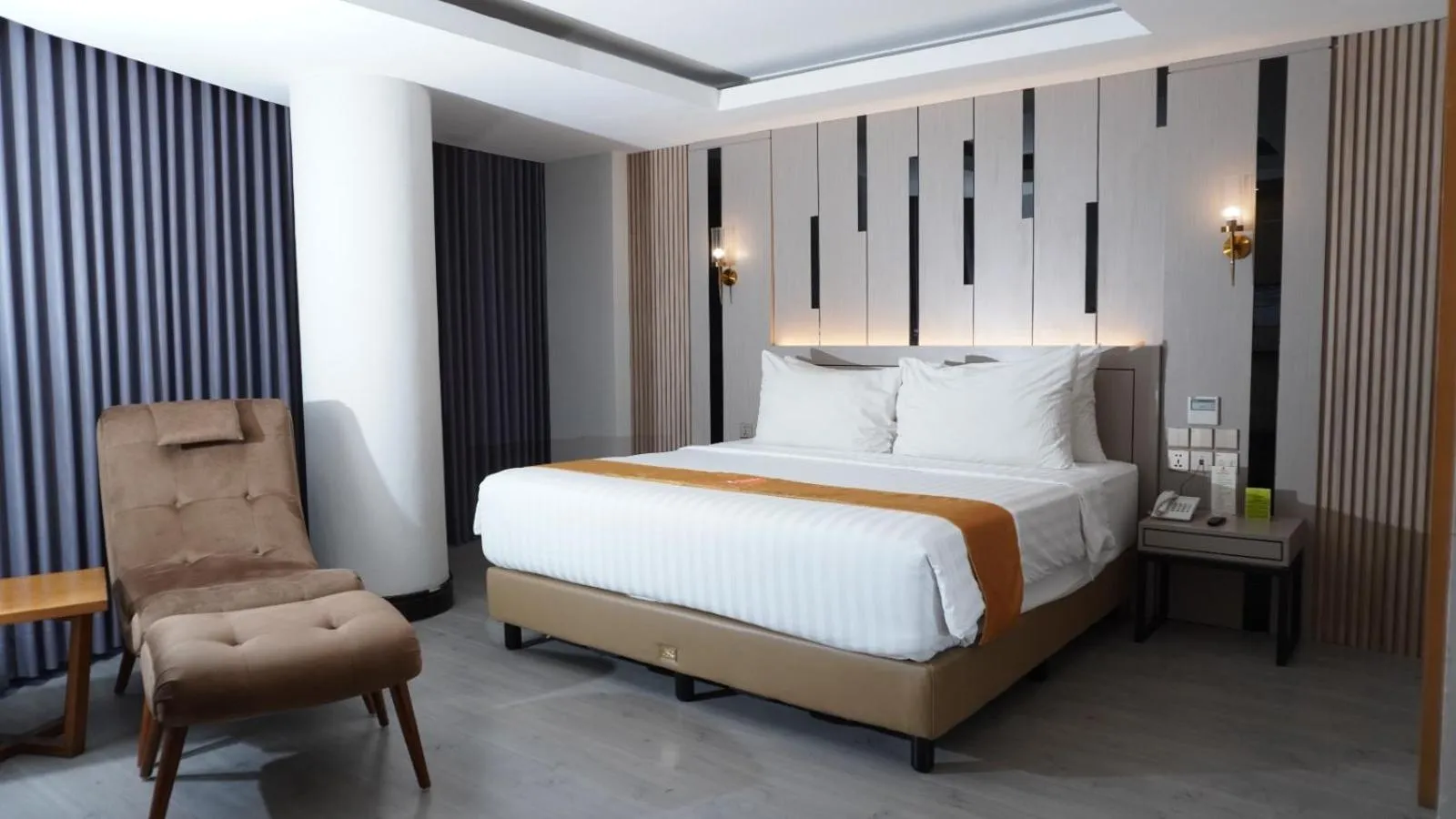 Bedroom, Bed in Cavinton Hotel Malioboro Yogyakarta