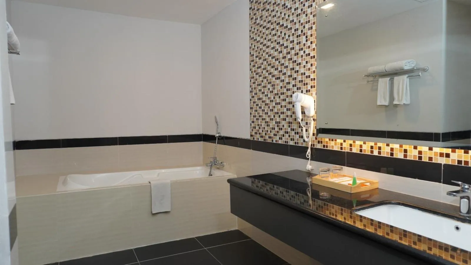 Bathroom in Cavinton Hotel Malioboro Yogyakarta