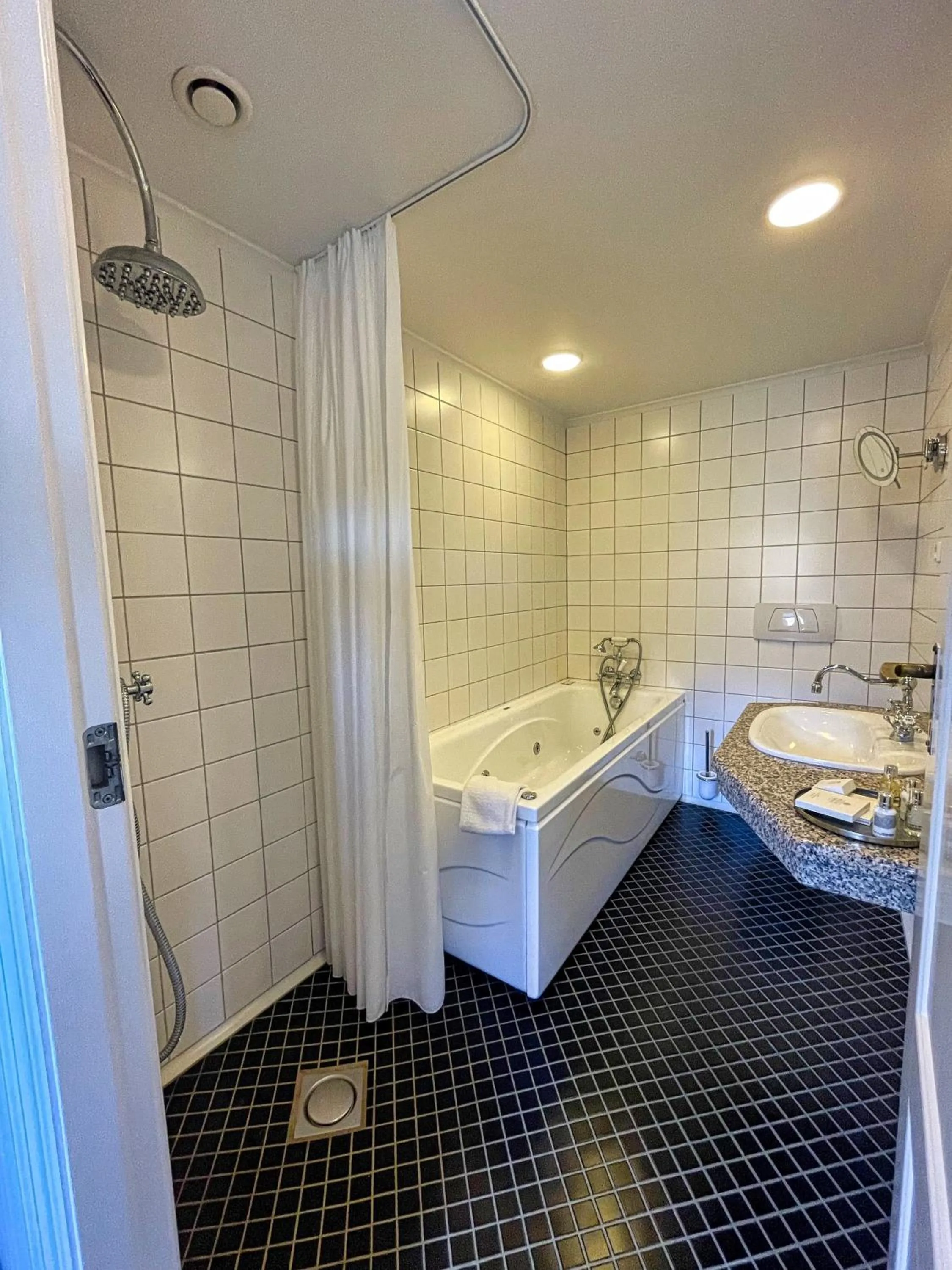 Bathroom, Bed in Schackenborg Slotskro