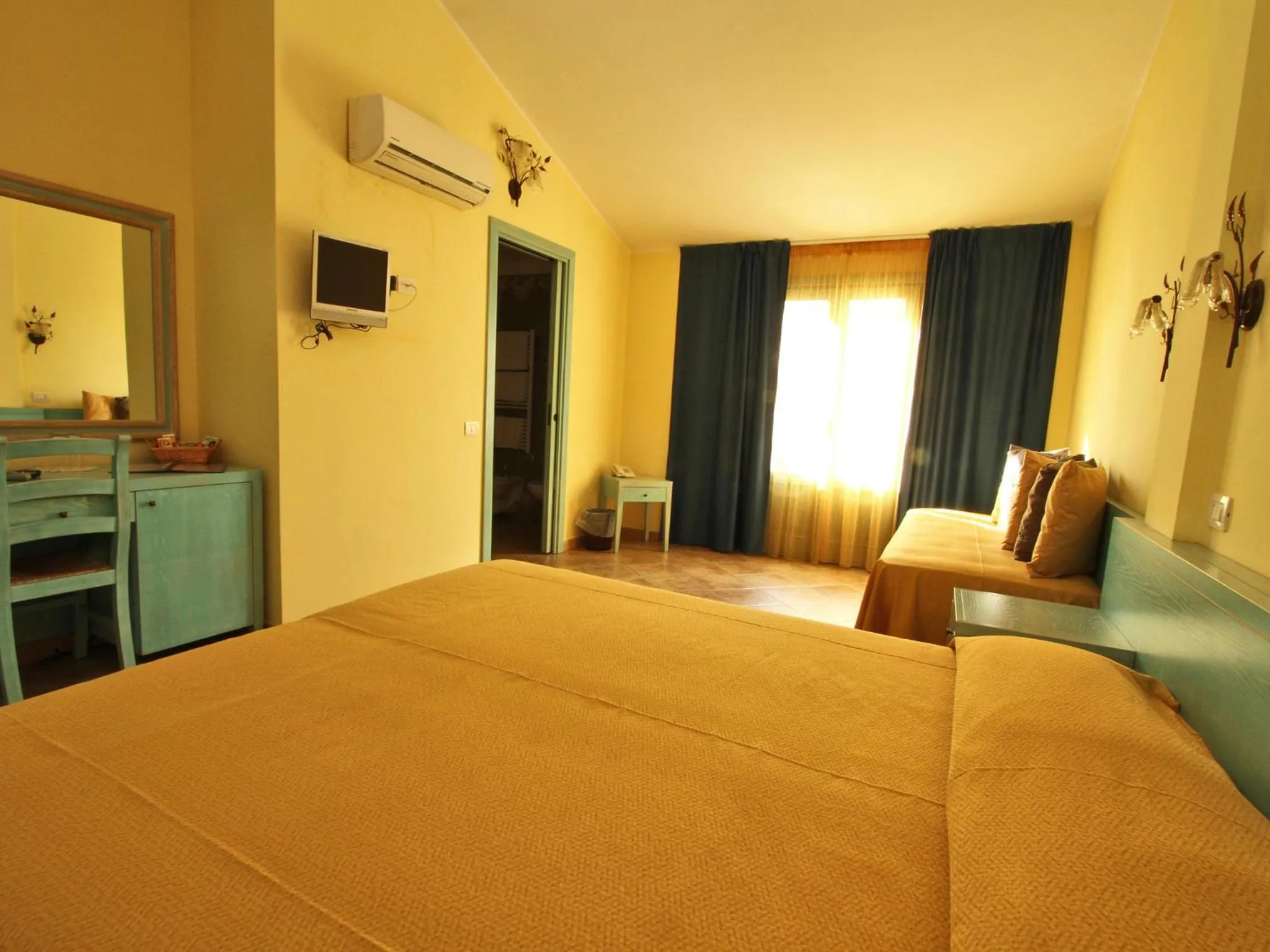 Photo of the whole room in Hotel Del Corso