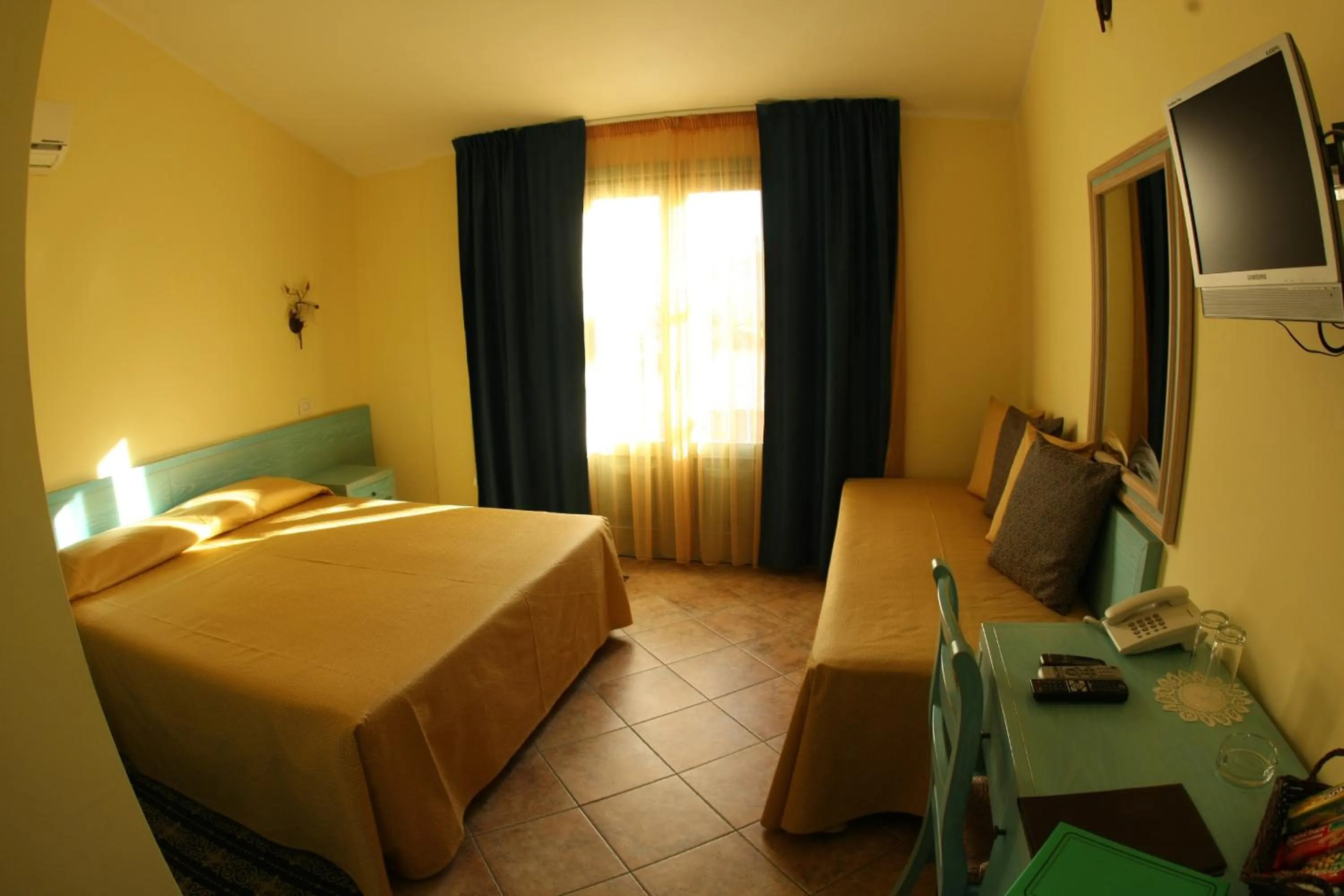 Photo of the whole room in Hotel Del Corso