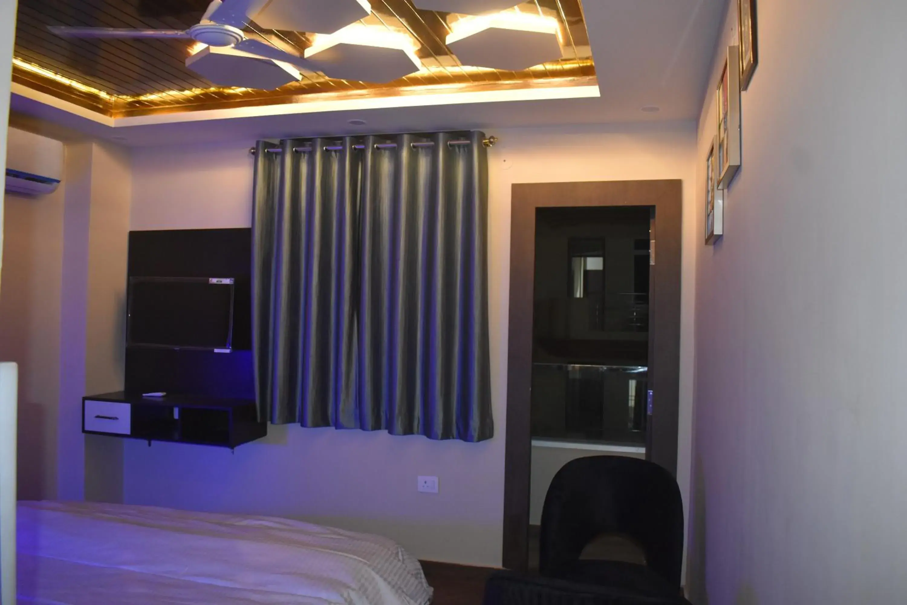 Communal lounge/ TV room, Bed in Hotel Lilac Doors Communal lounge/ TV room, Bed in Hotel Lilac Doors