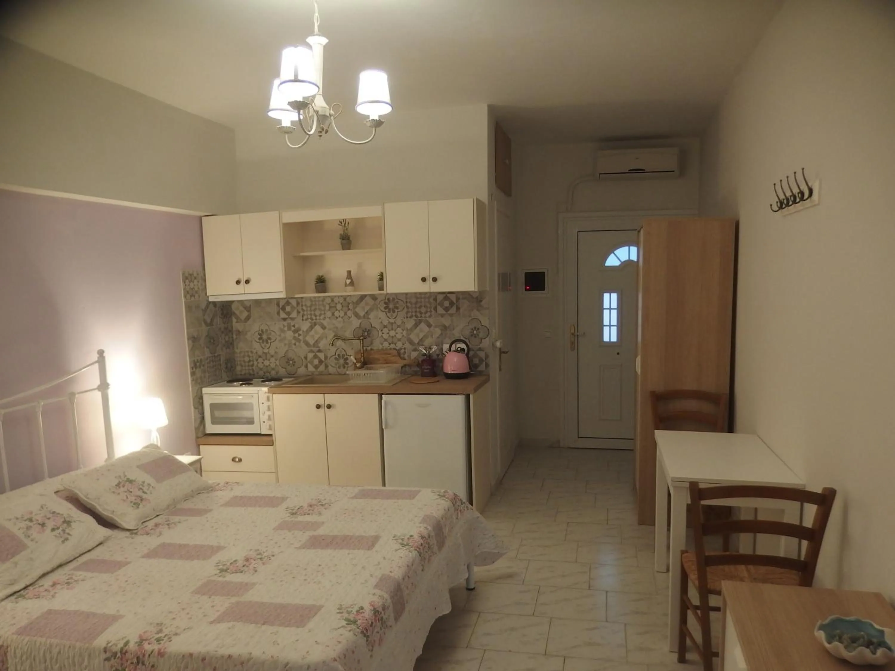 Kitchen or kitchenette, Bed in Christos Studios