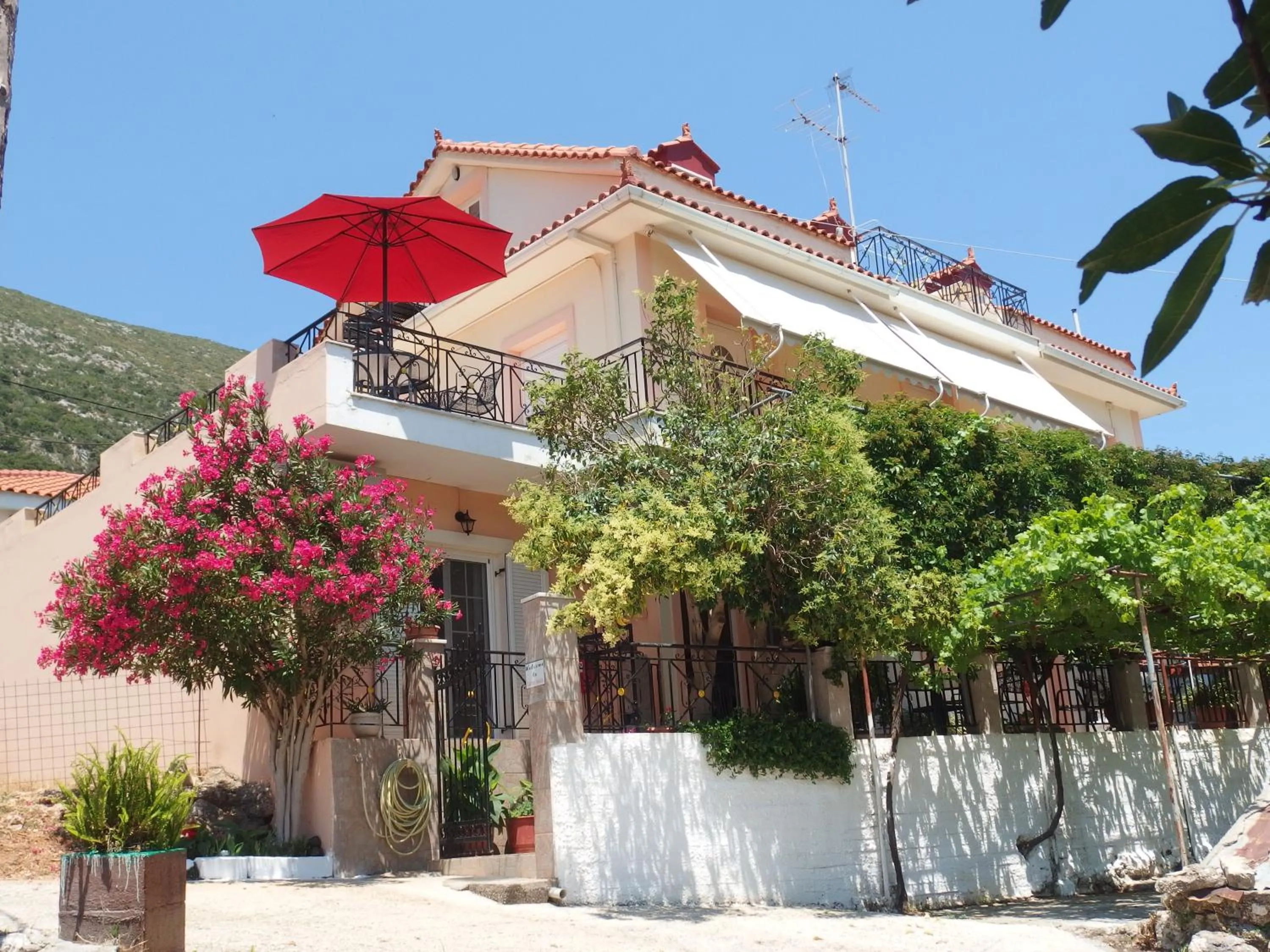 Facade/entrance in Christos Studios