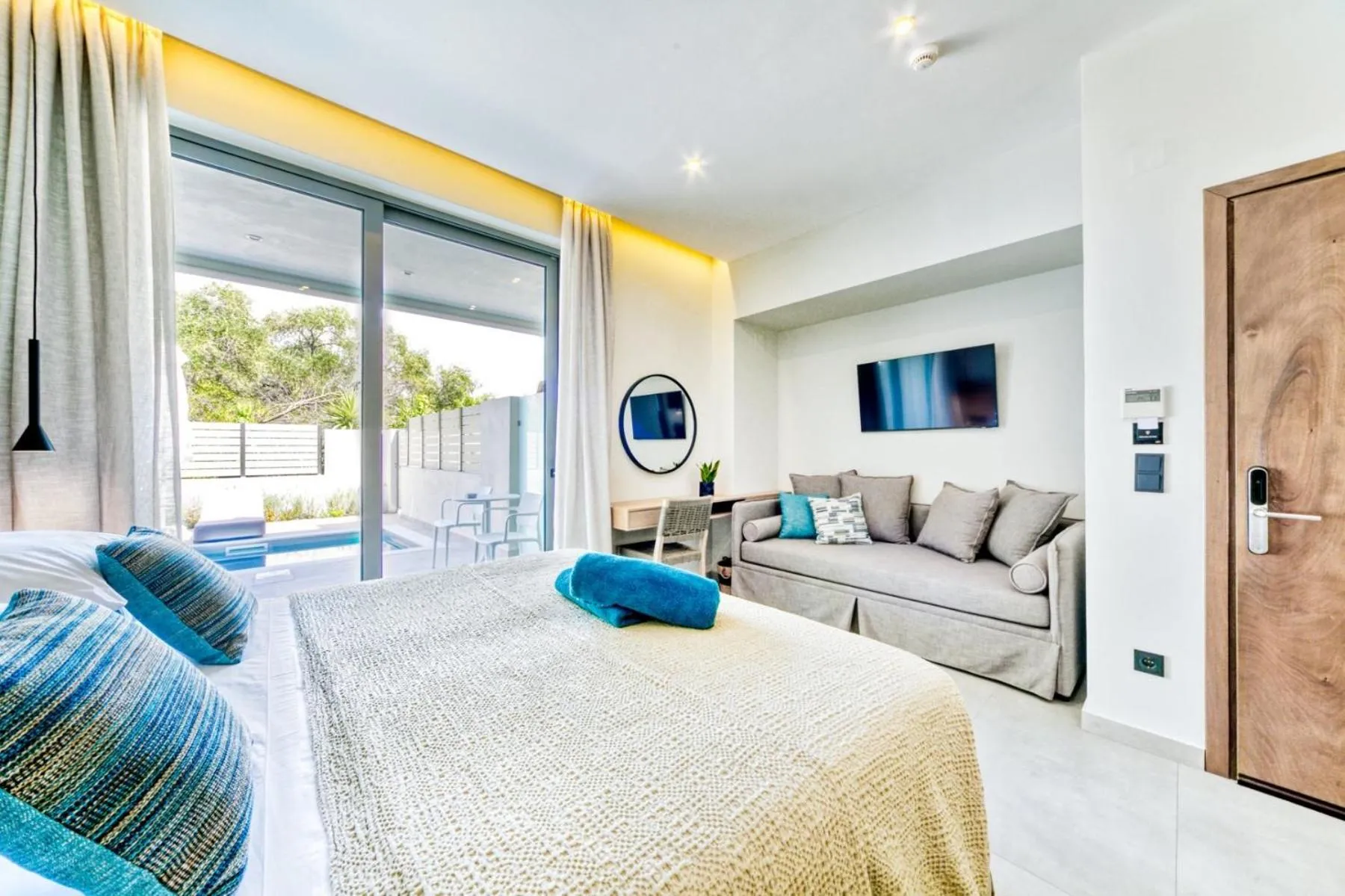 Photo of the whole room, Bed in Hidden Cove Corfu