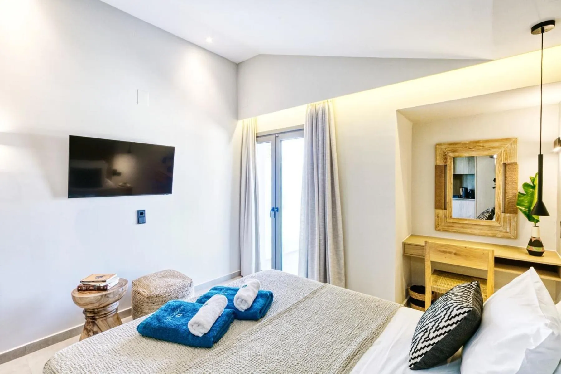 Photo of the whole room, Bed in Hidden Cove Corfu