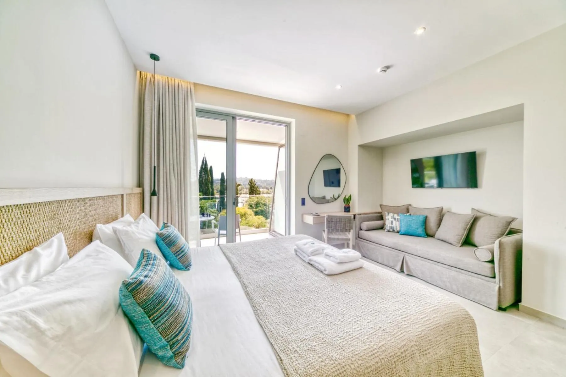 Photo of the whole room, Bed in Hidden Cove Corfu