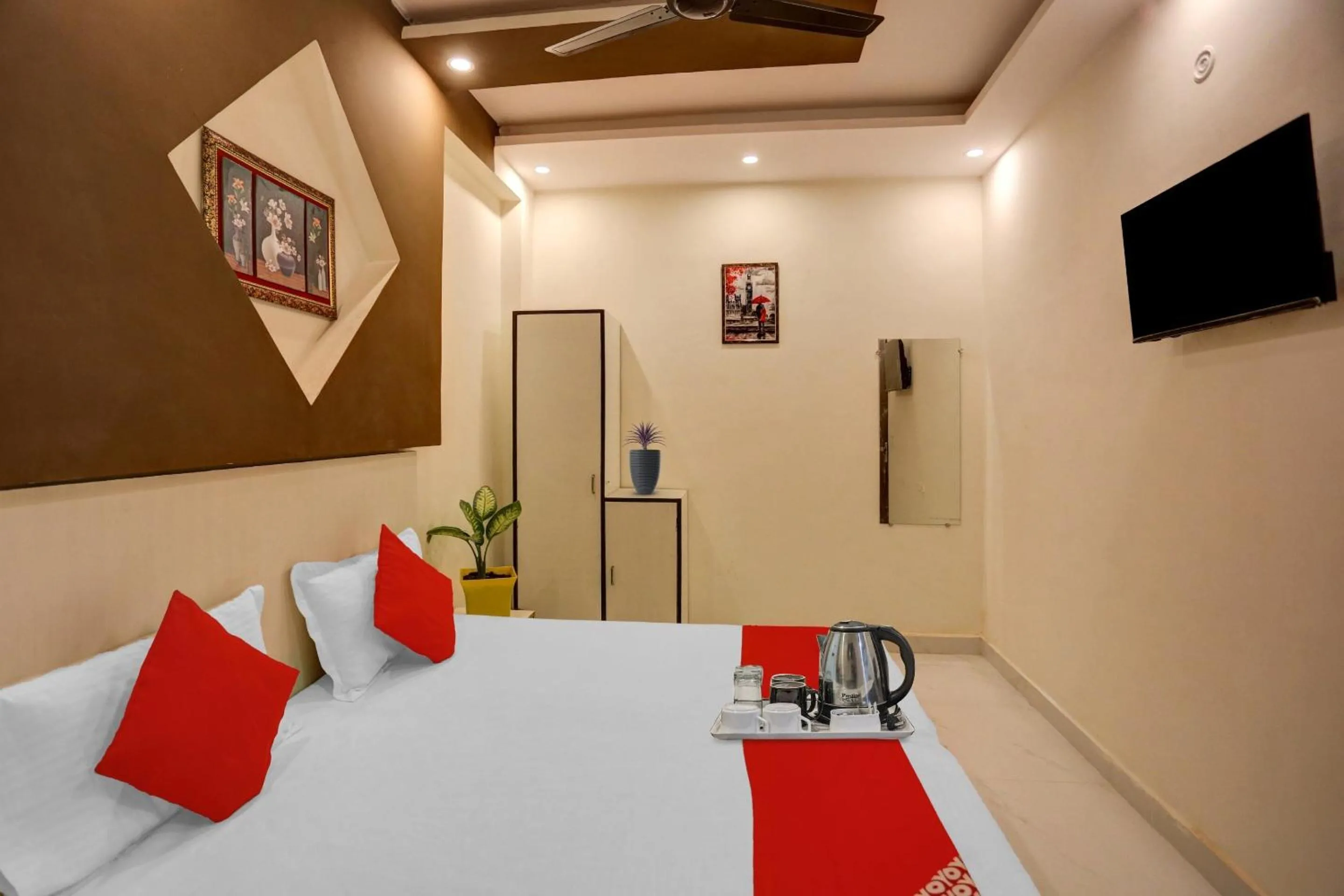 Bedroom in Hotel O Luxury Inn