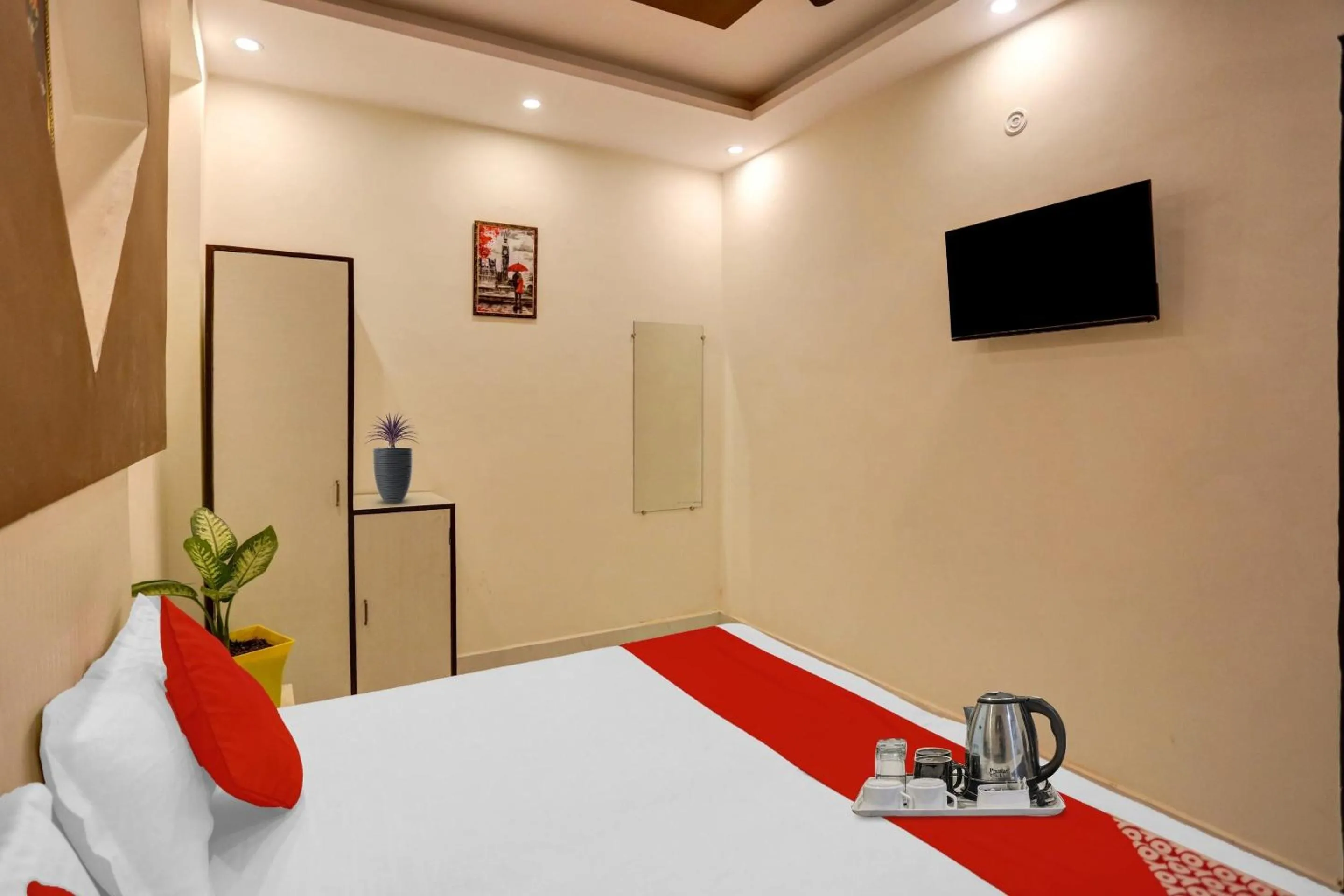 Bedroom in Hotel O Luxury Inn
