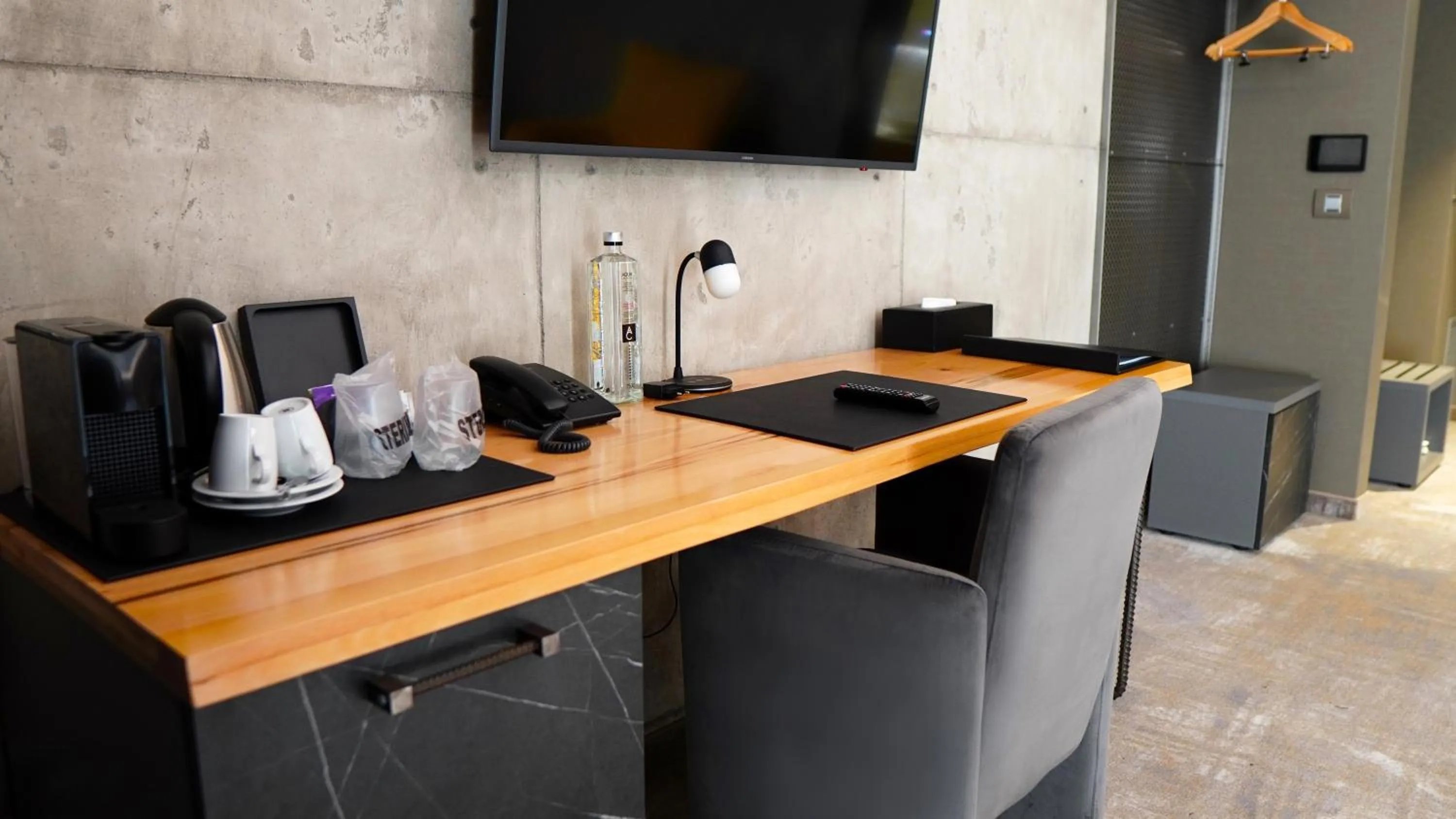 Coffee/tea facilities in Aniroc Signature Hotel