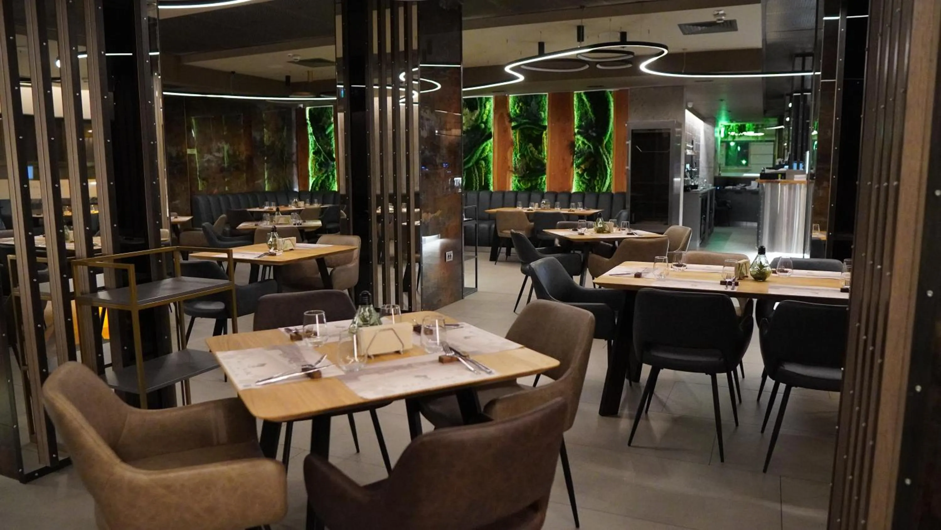 Restaurant/places to eat in Aniroc Signature Hotel