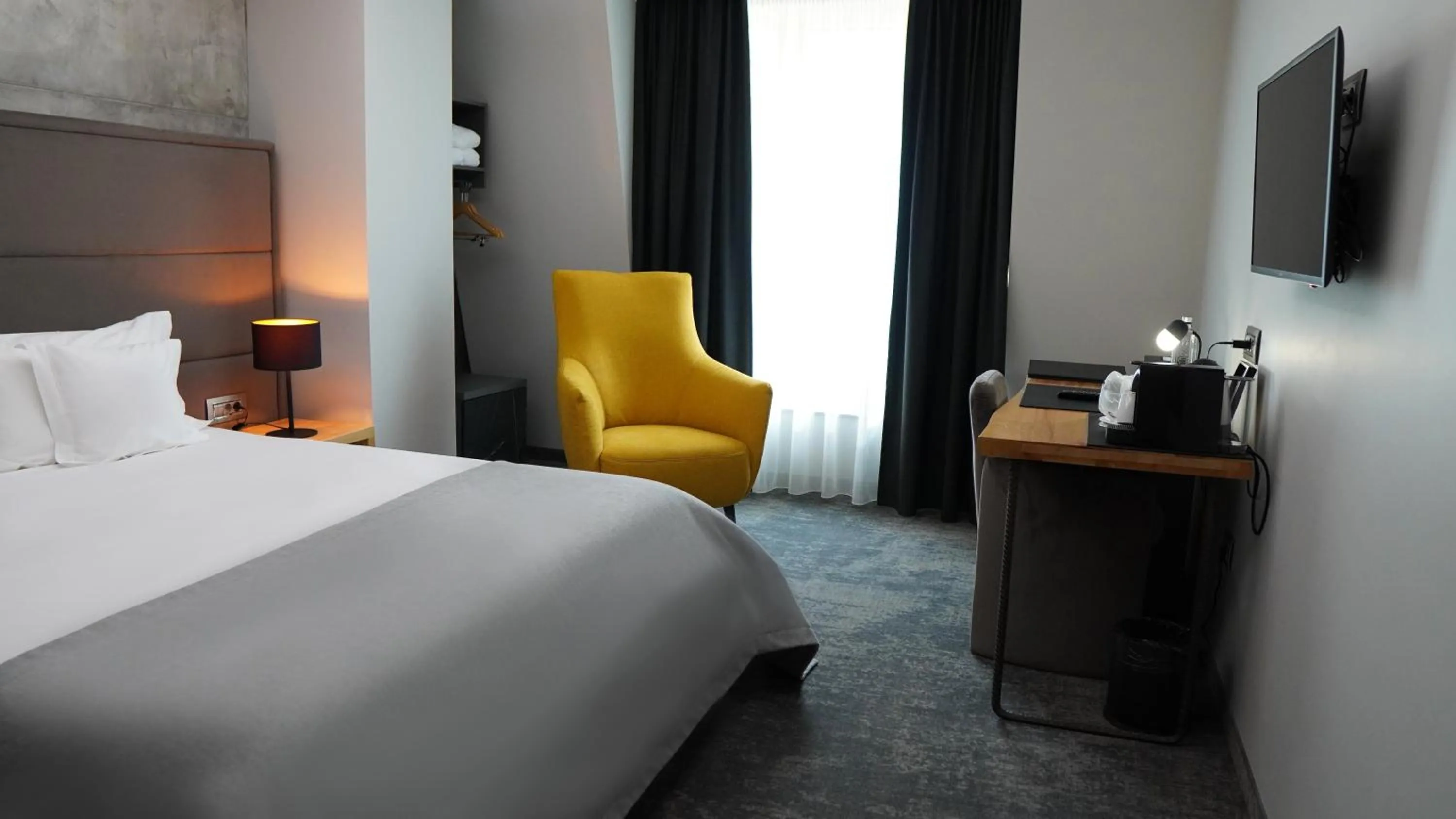 Coffee/tea facilities, Bed in Aniroc Signature Hotel