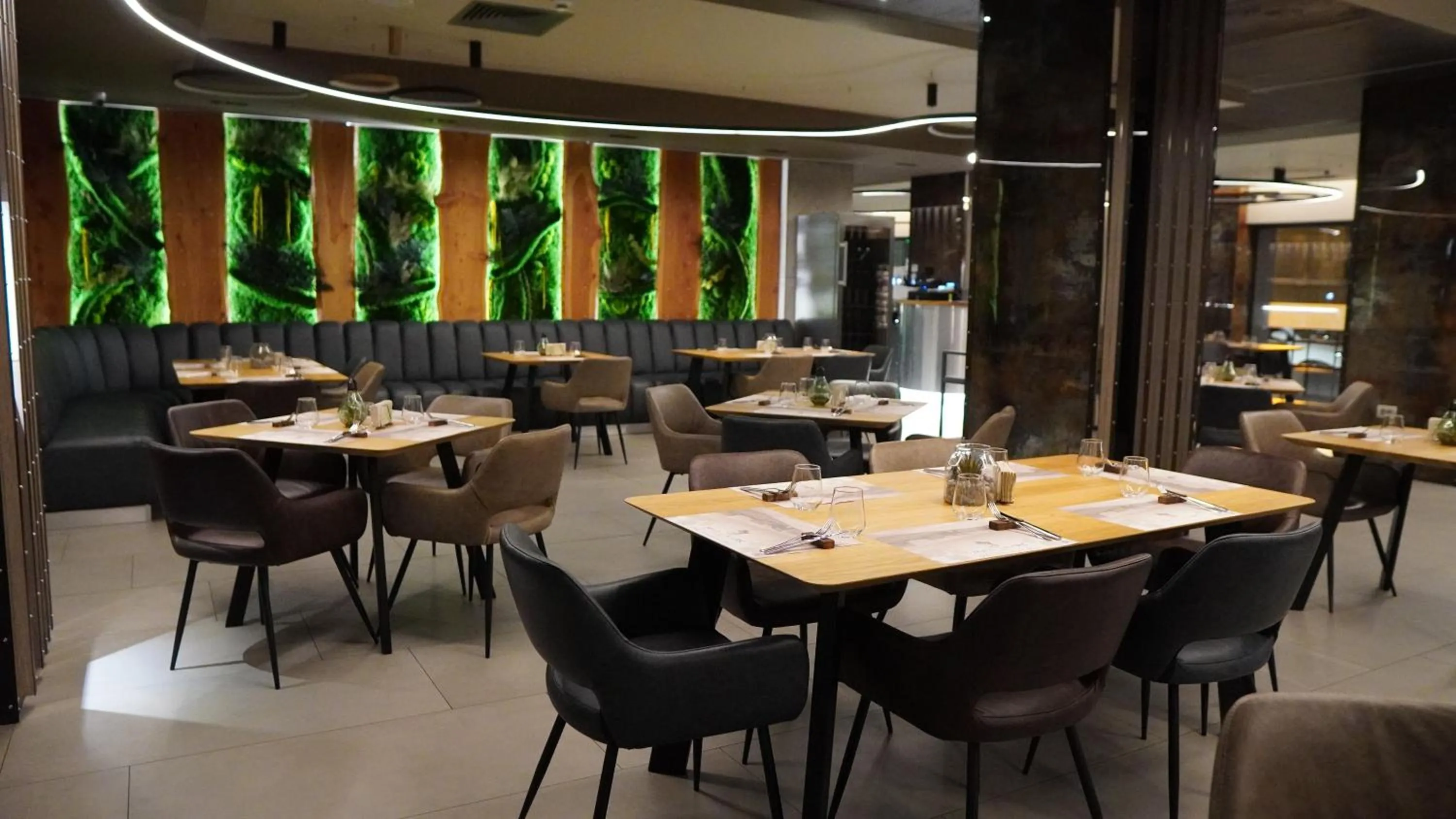 Restaurant/places to eat in Aniroc Signature Hotel