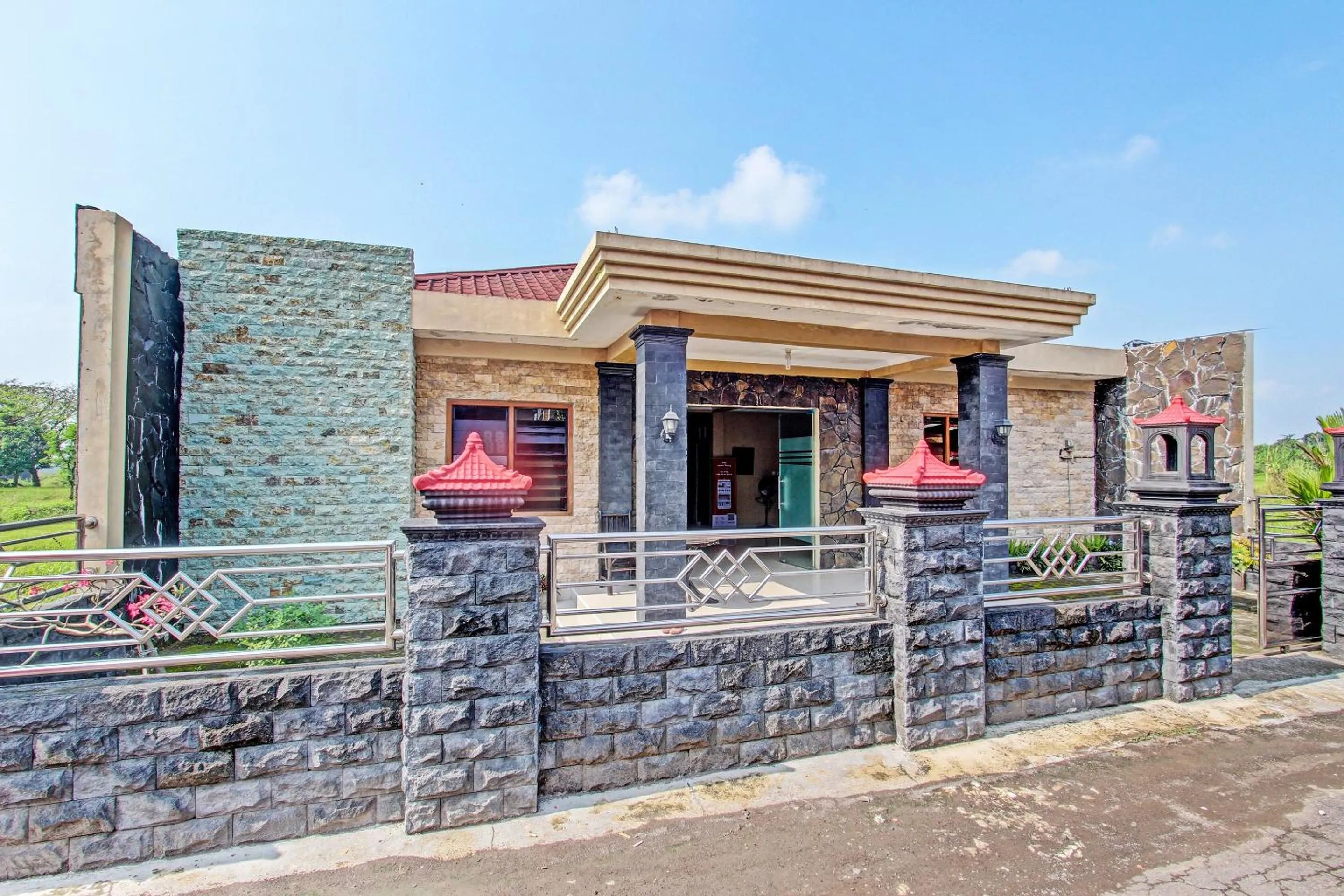 Facade/entrance in OYO 91353 Hotel Surya Andesa