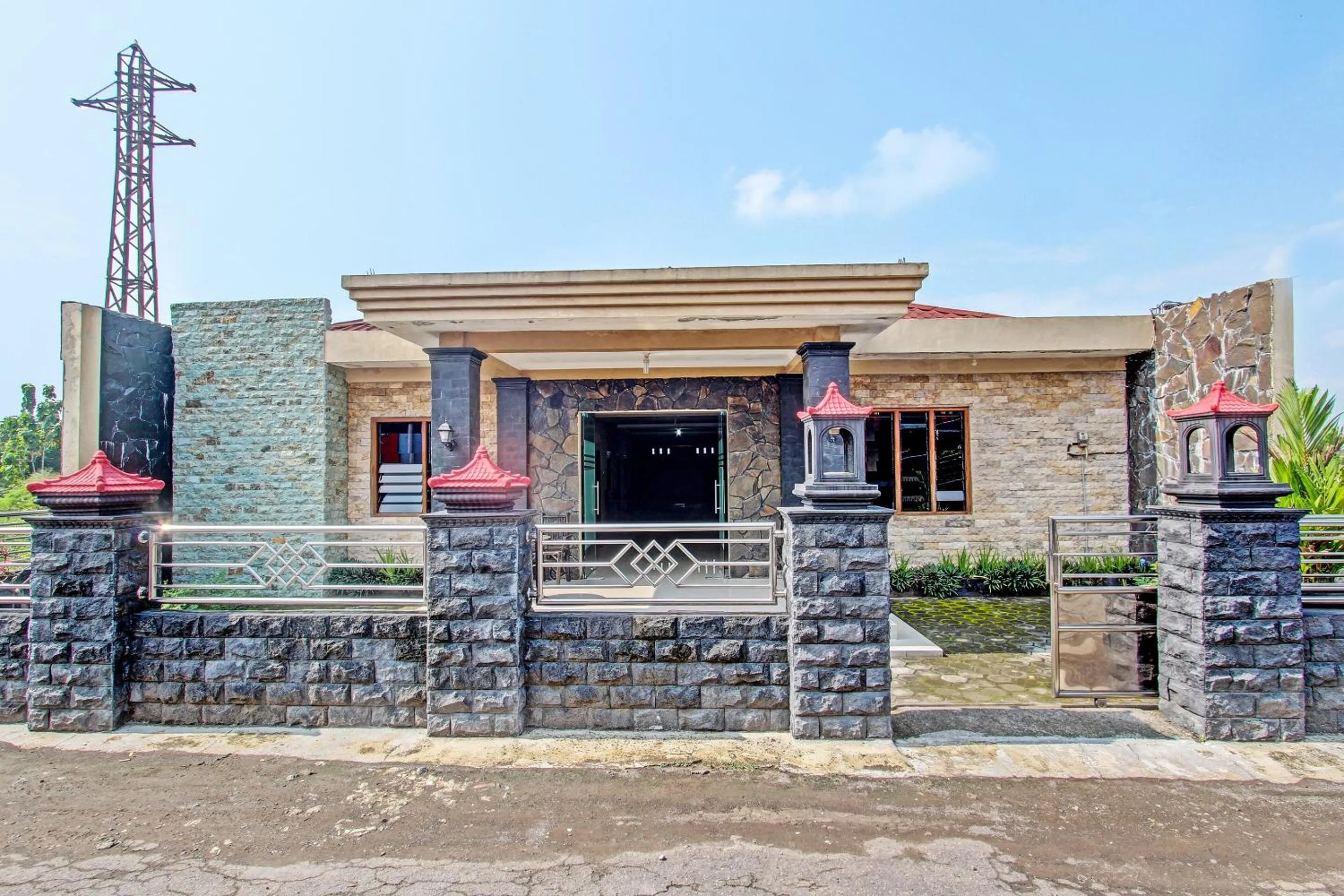 Facade/entrance in OYO 91353 Hotel Surya Andesa
