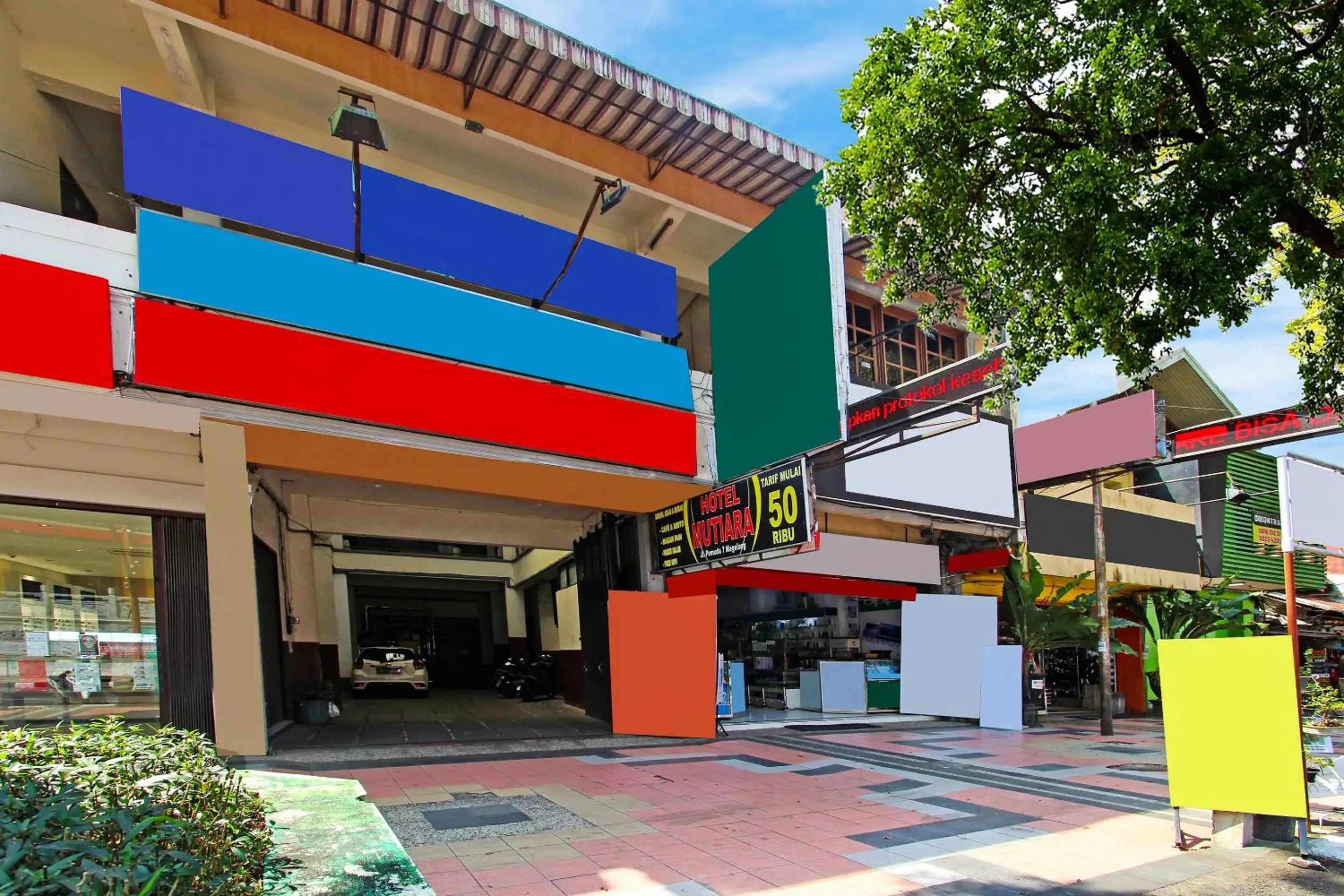 Facade/entrance in Hotel O Mutiara Facade/entrance in Hotel O Mutiara